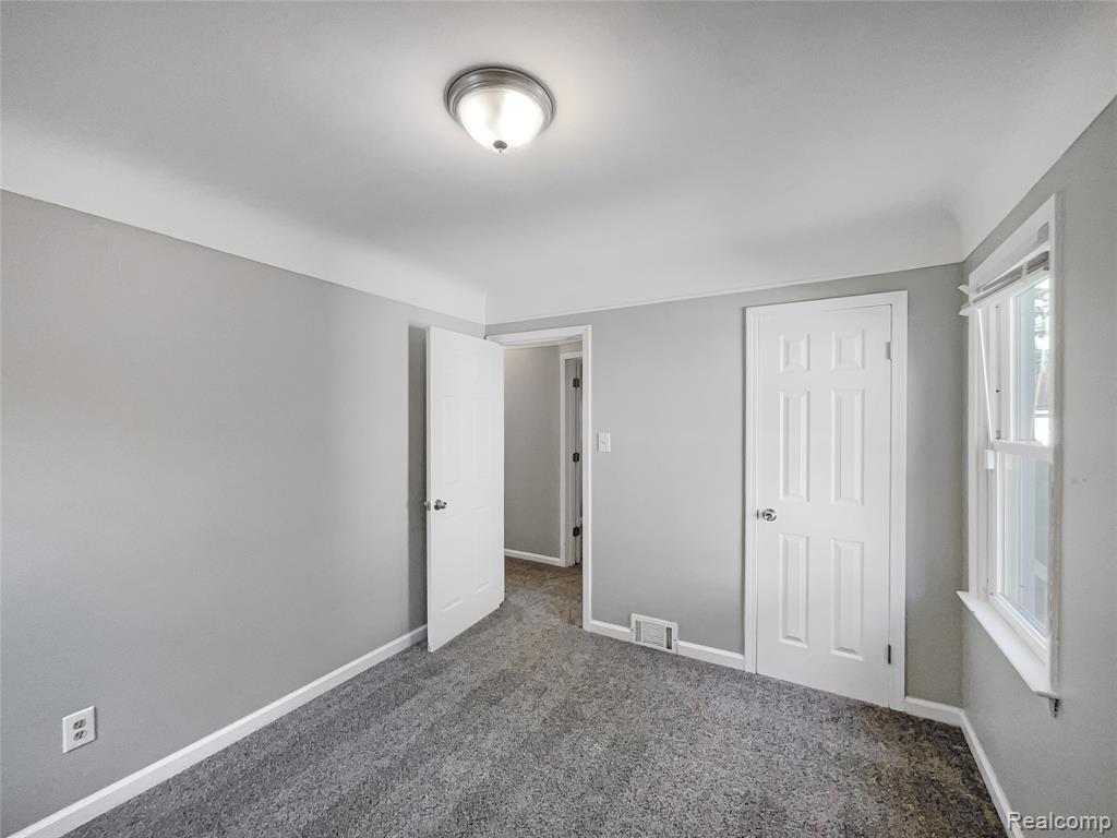 Photo 5 of 24 of 18067 Rosetta Ave, Eastpointe, MI