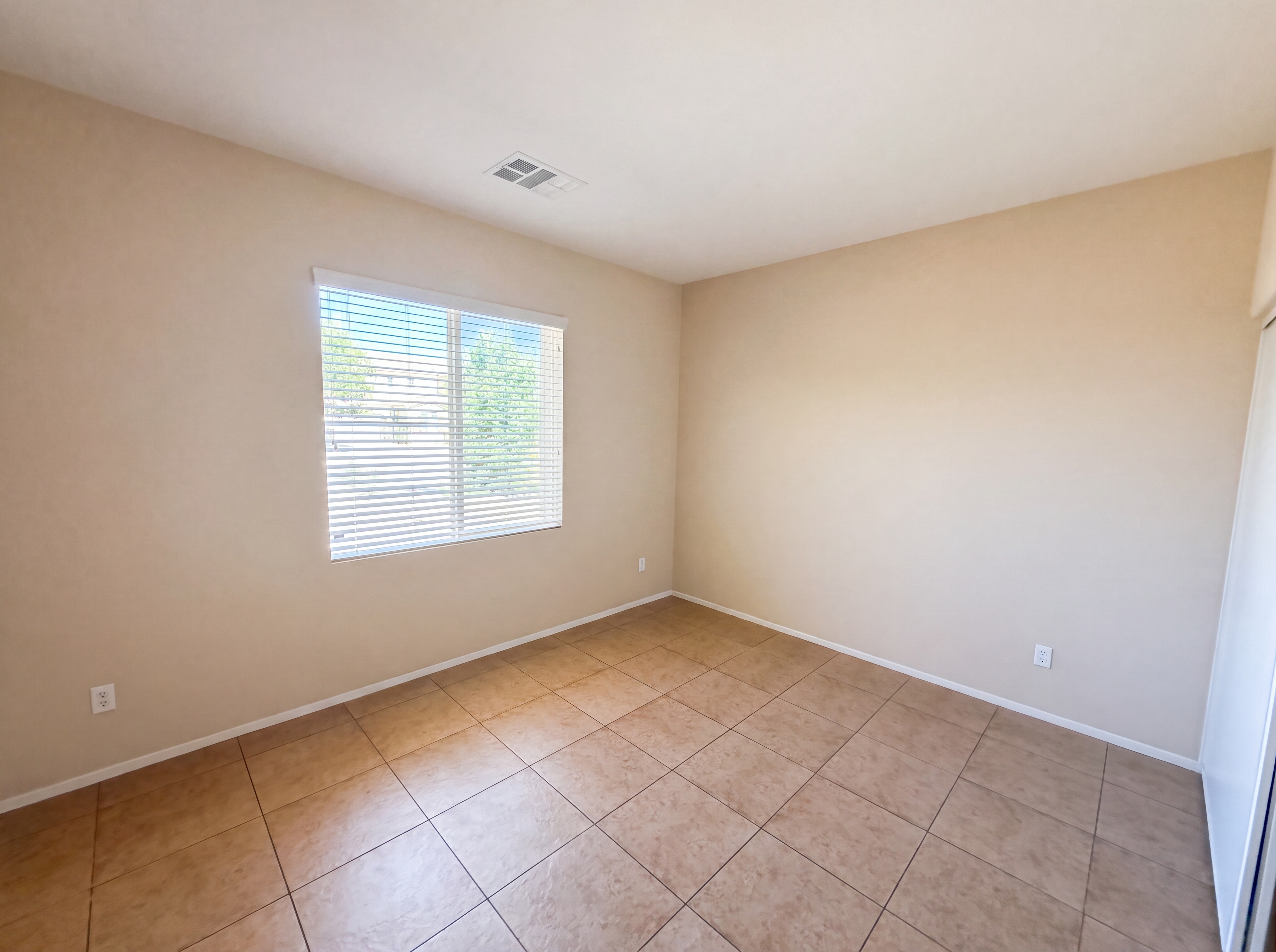 Photo 4 of 33 of 12783 Brandon St, Victorville, CA