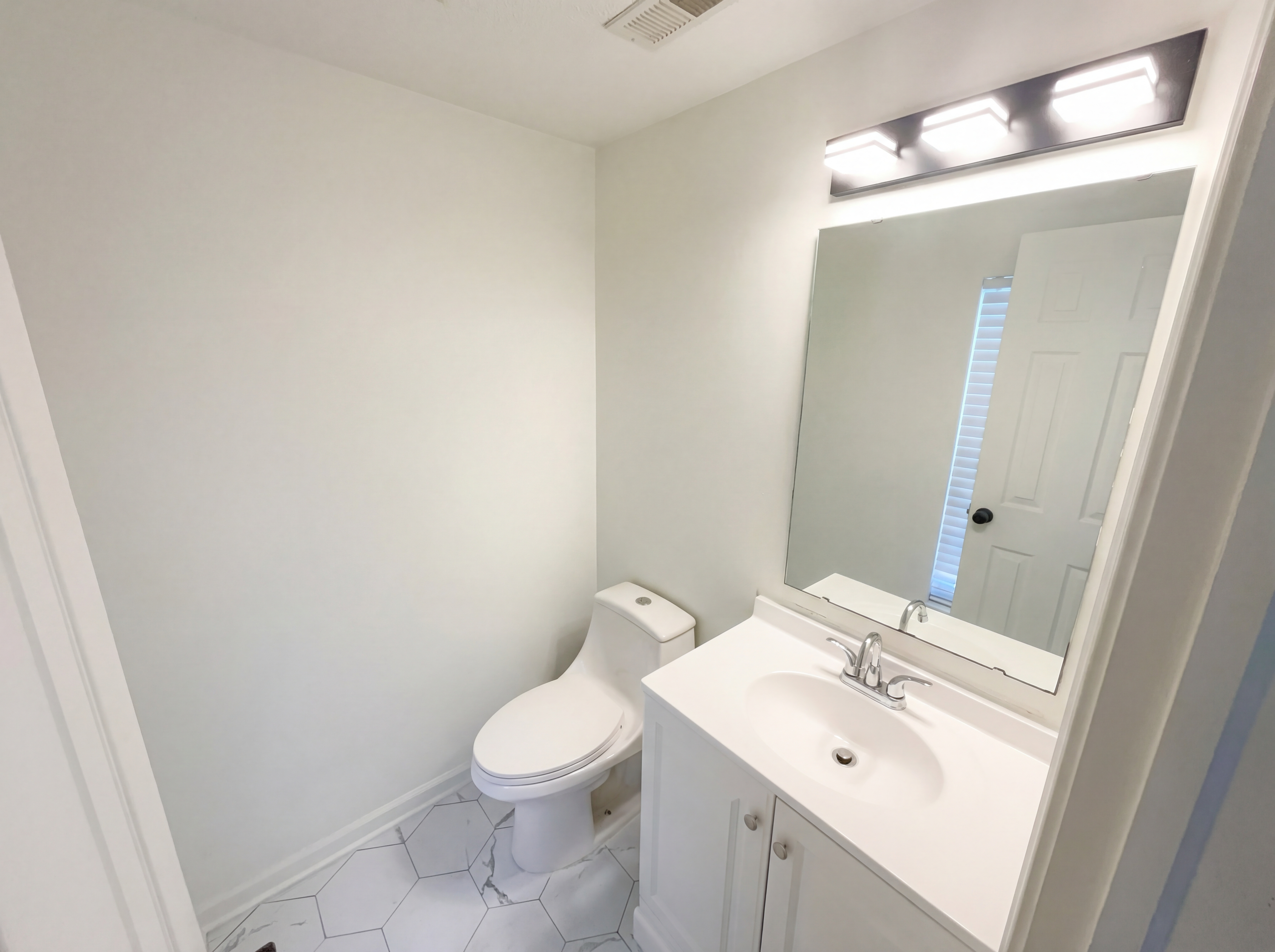 Photo 12 of 24 of 3211 Waterloo Cir, Indianapolis, IN