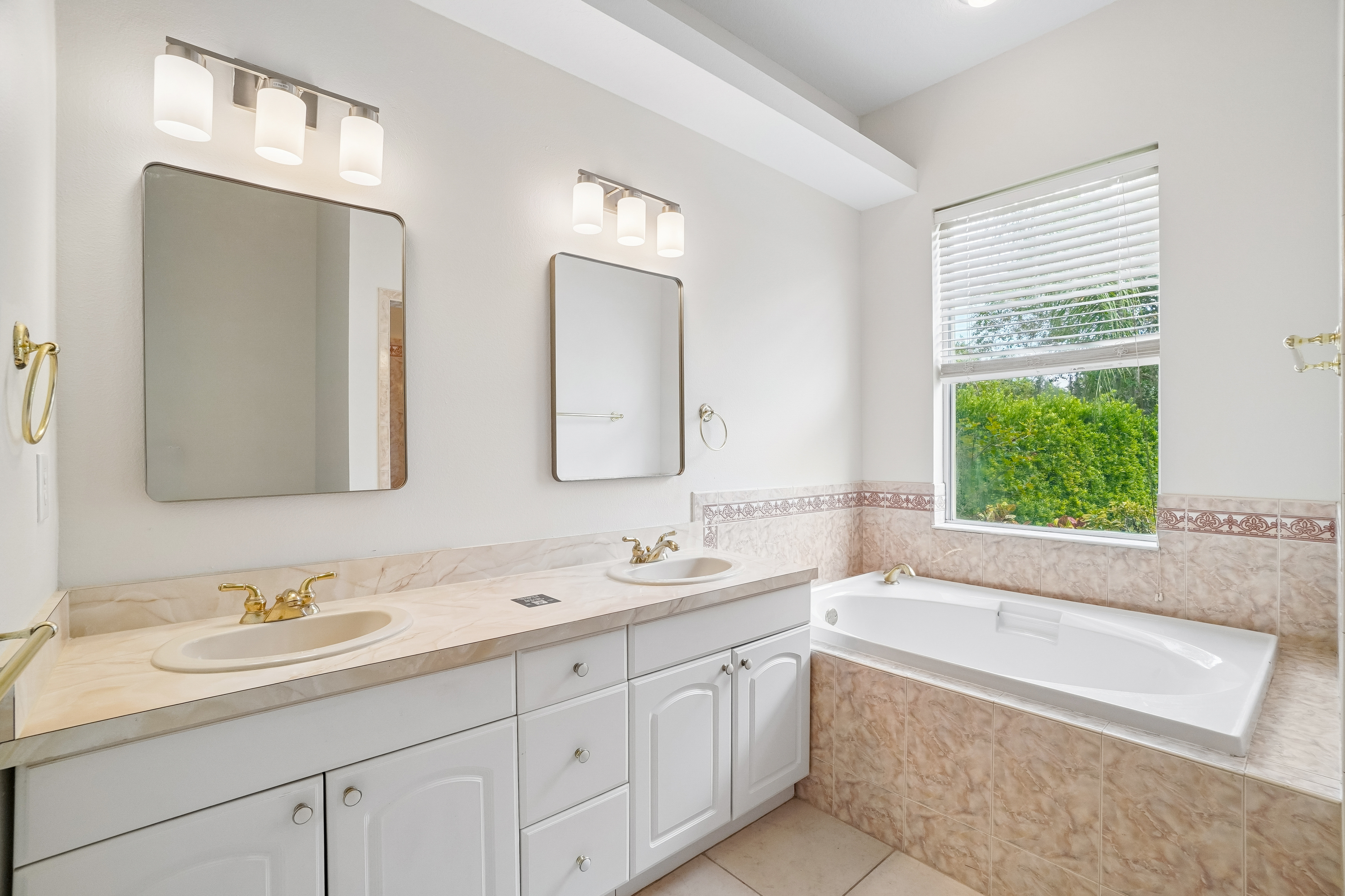 Photo 8 of 35 of 17718 Crystal Cove Pl, Lutz, FL