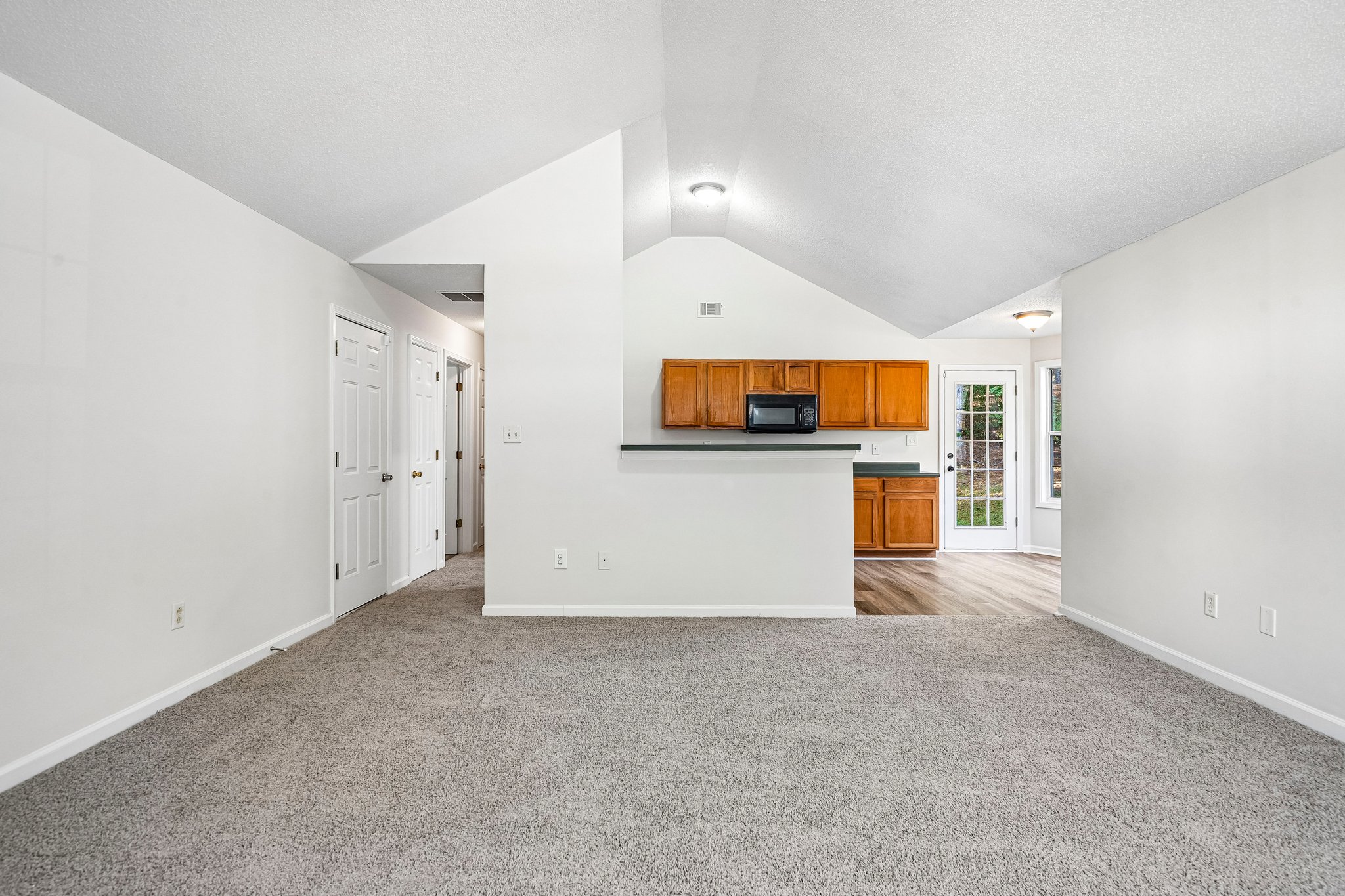 Photo 3 of 22 of 7121 Ravenwood Ln, Lithonia, GA