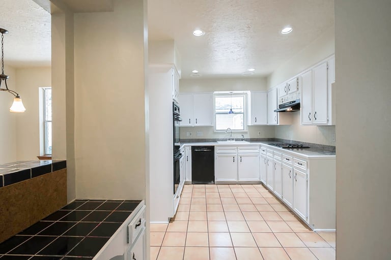 Photo 8 of 35 - 15014 Penn Hills Ln, Houston, TX 77062