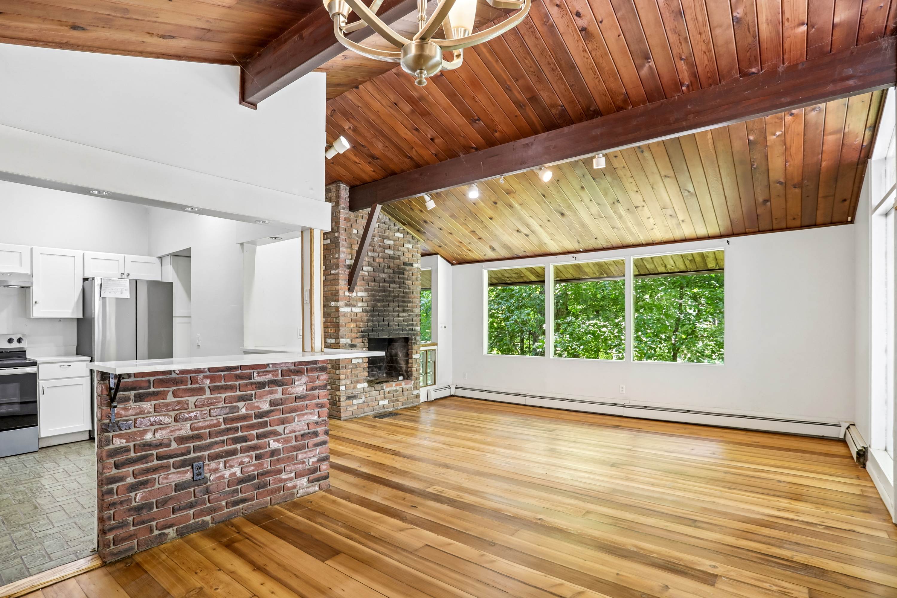 Photo 3 of 31 of 951 Haverstraw Rd, Suffern, NY