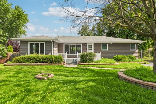 Photo 1 of 38 of 520 Woodlyn Dr, Aurora, IL