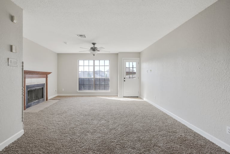 Photo 3 of 25 - 7317 Kingswood Cir, Fort Worth, TX 76133
