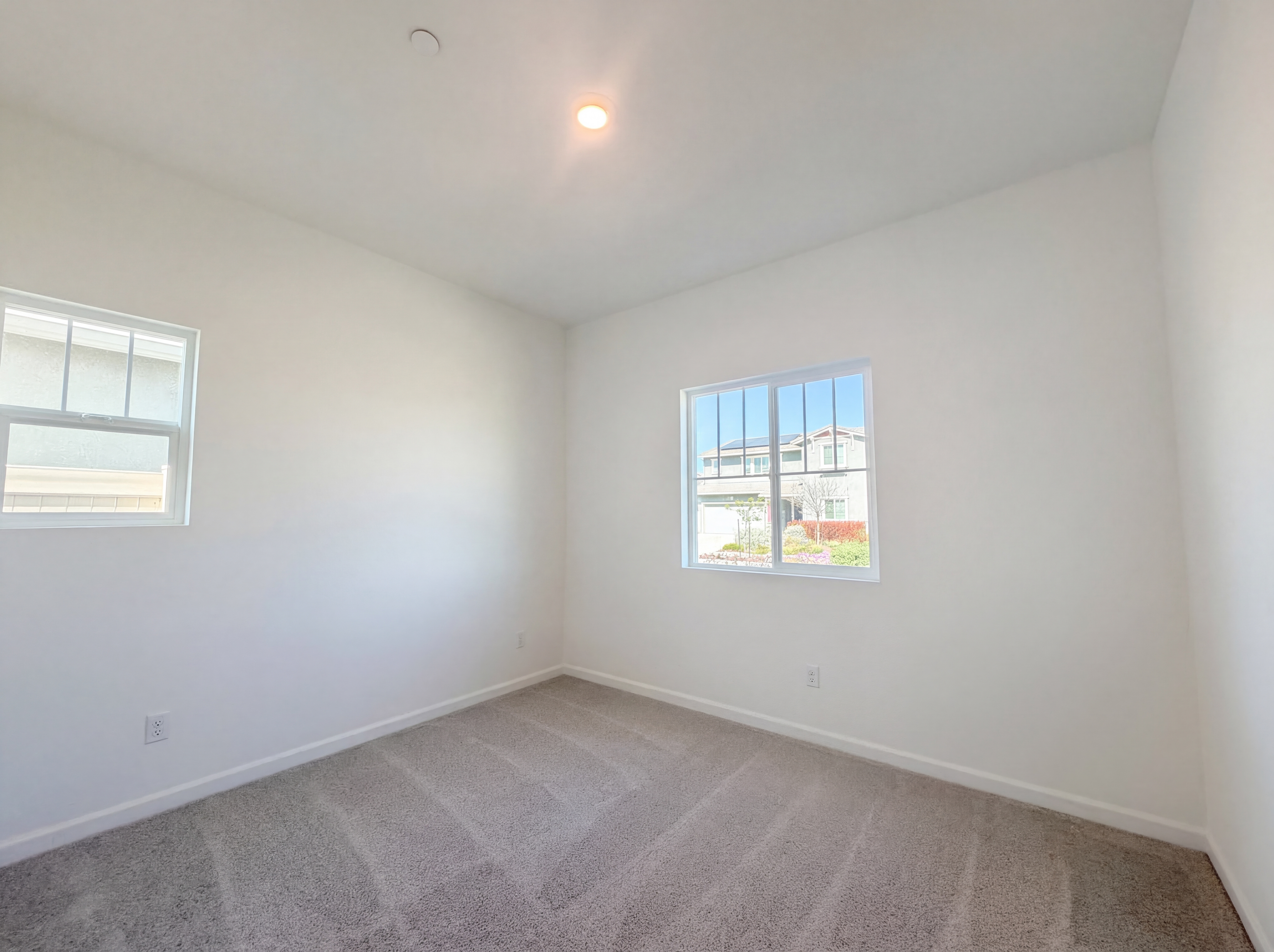 Photo 17 of 46 of 1176 Willow Hill Ave, Sacramento, CA