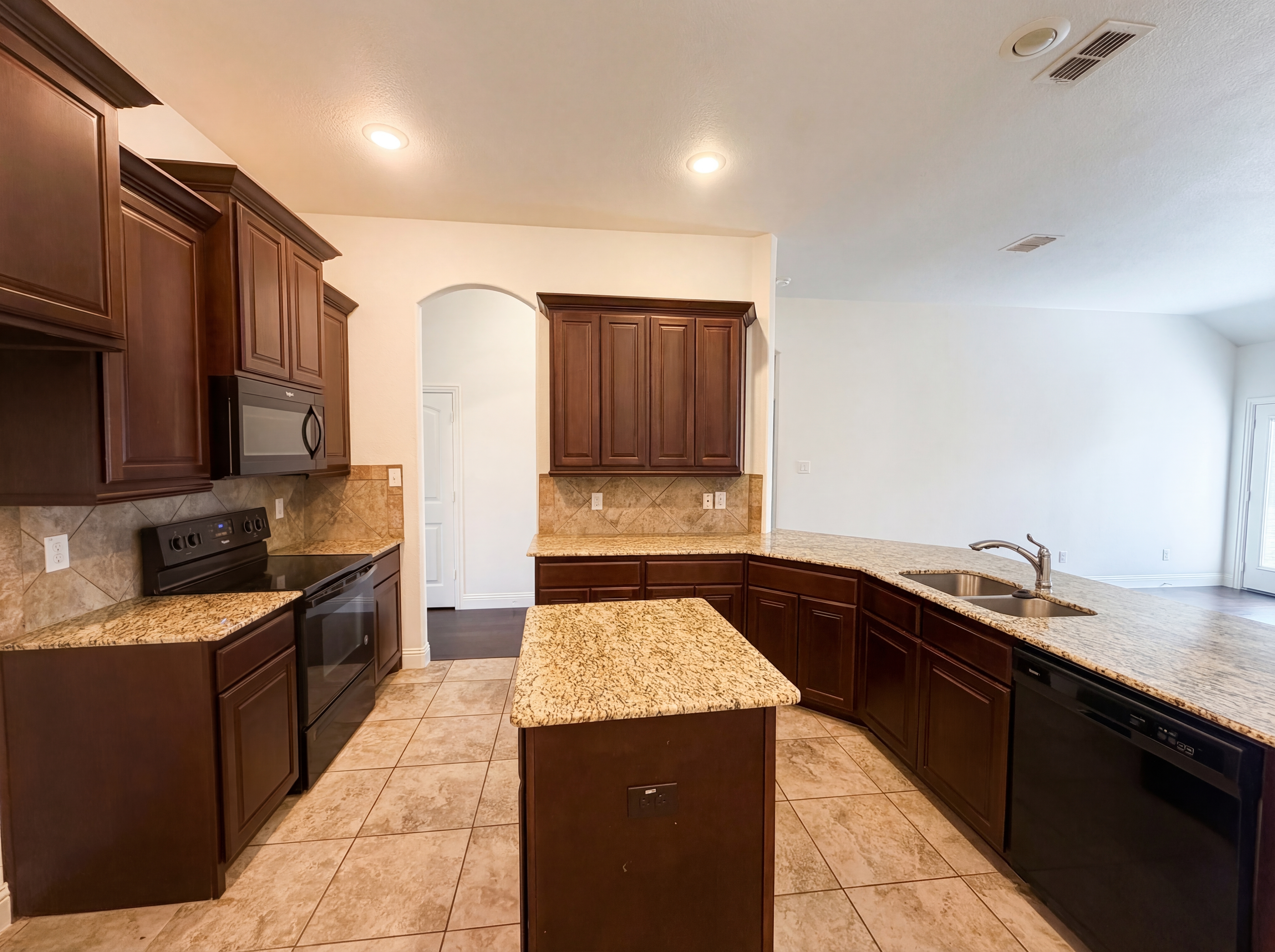 Photo 2 of 18 of 3717 Dutch Iris Ln, Forest Hill, TX