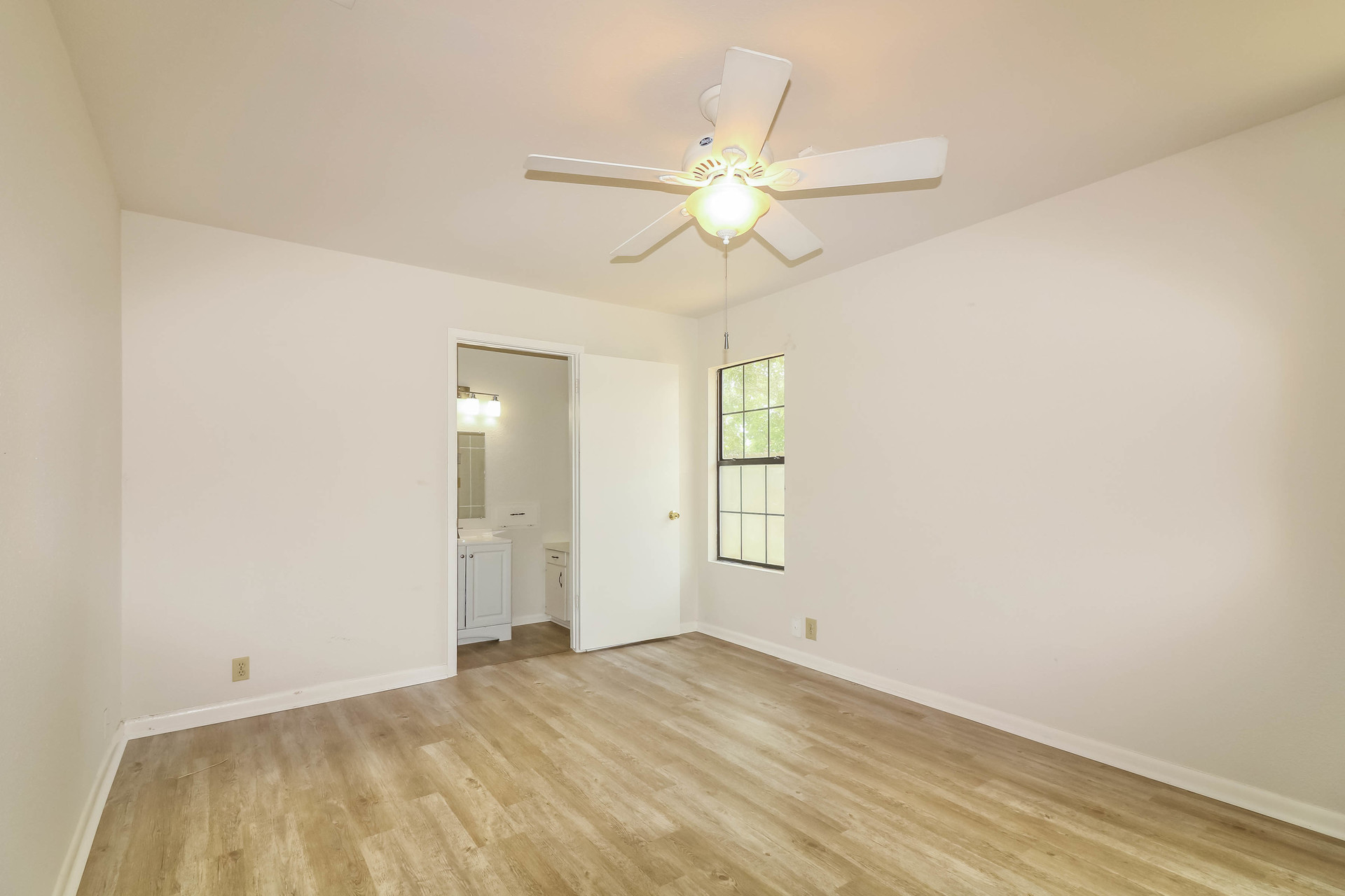 Photo 3 of 19 of 1502 Austin St, Portland, TX