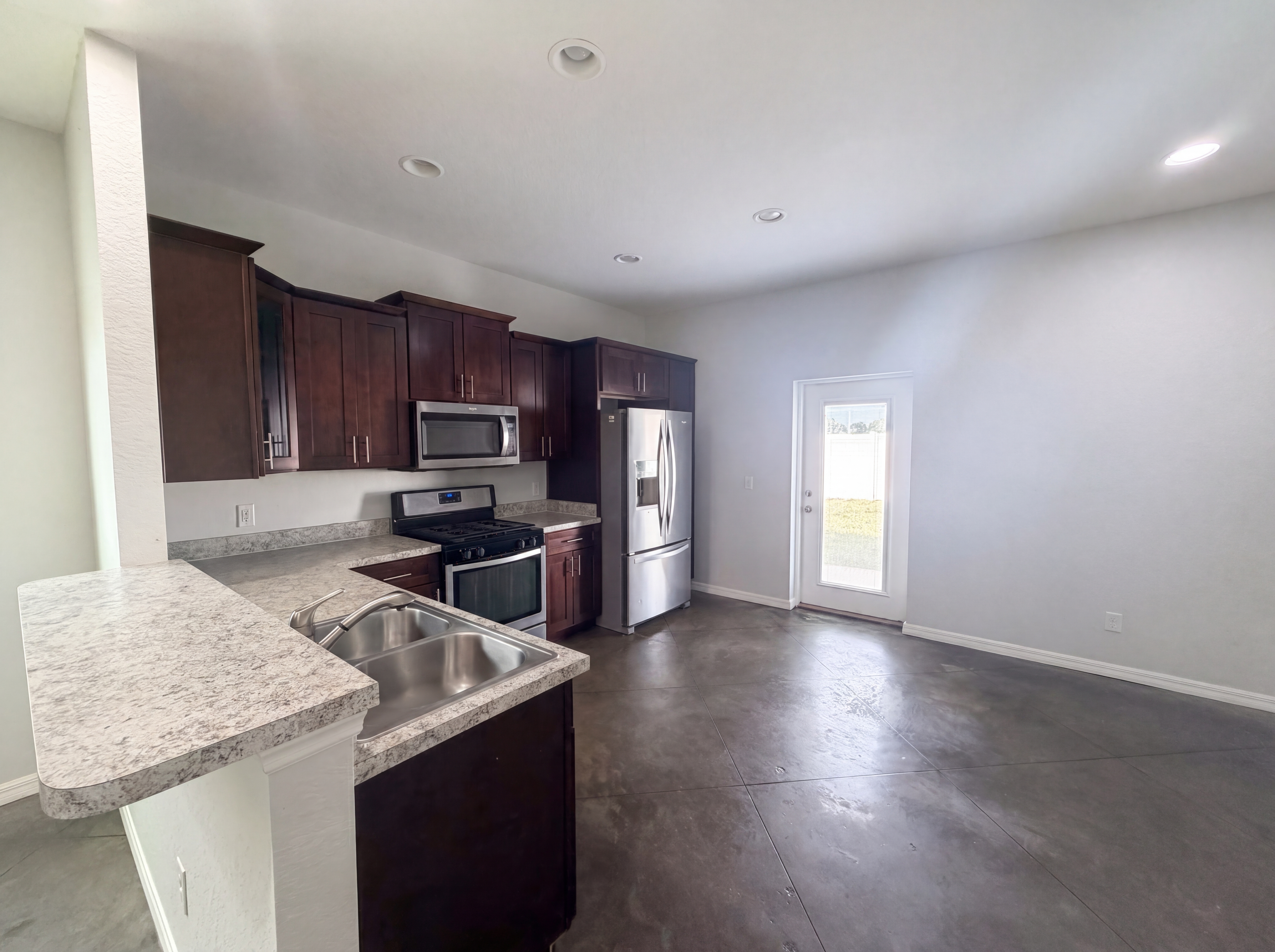 Photo 2 of 17 of 2953 Whispering Trails Dr, Winter Haven, FL