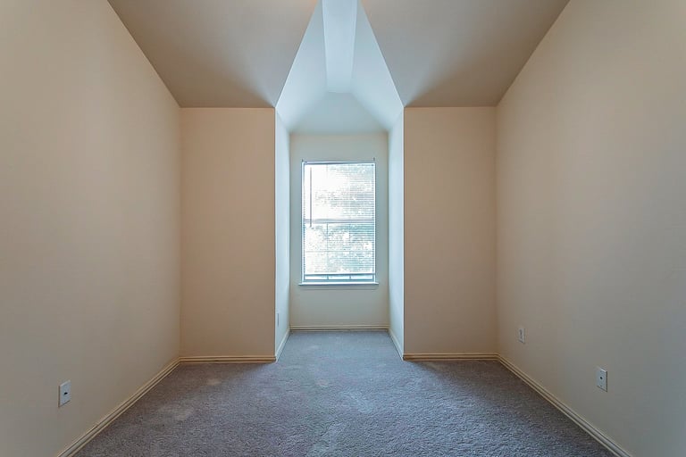 Photo 14 of 21 - 6321 Benavides Dr, Dallas, TX 75217