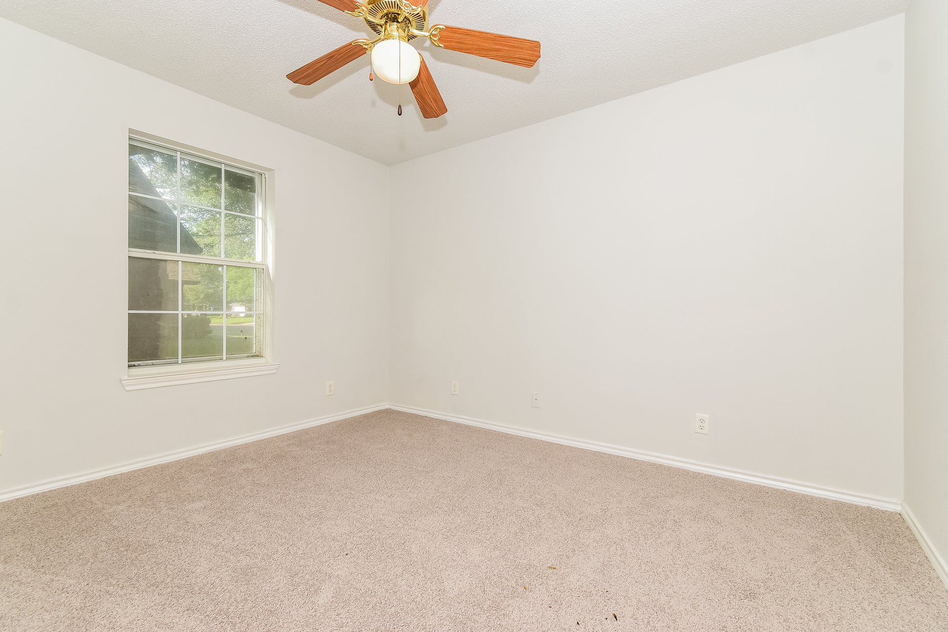 Photo 14 of 20 of 2127 N Village Dr, Bonham, TX