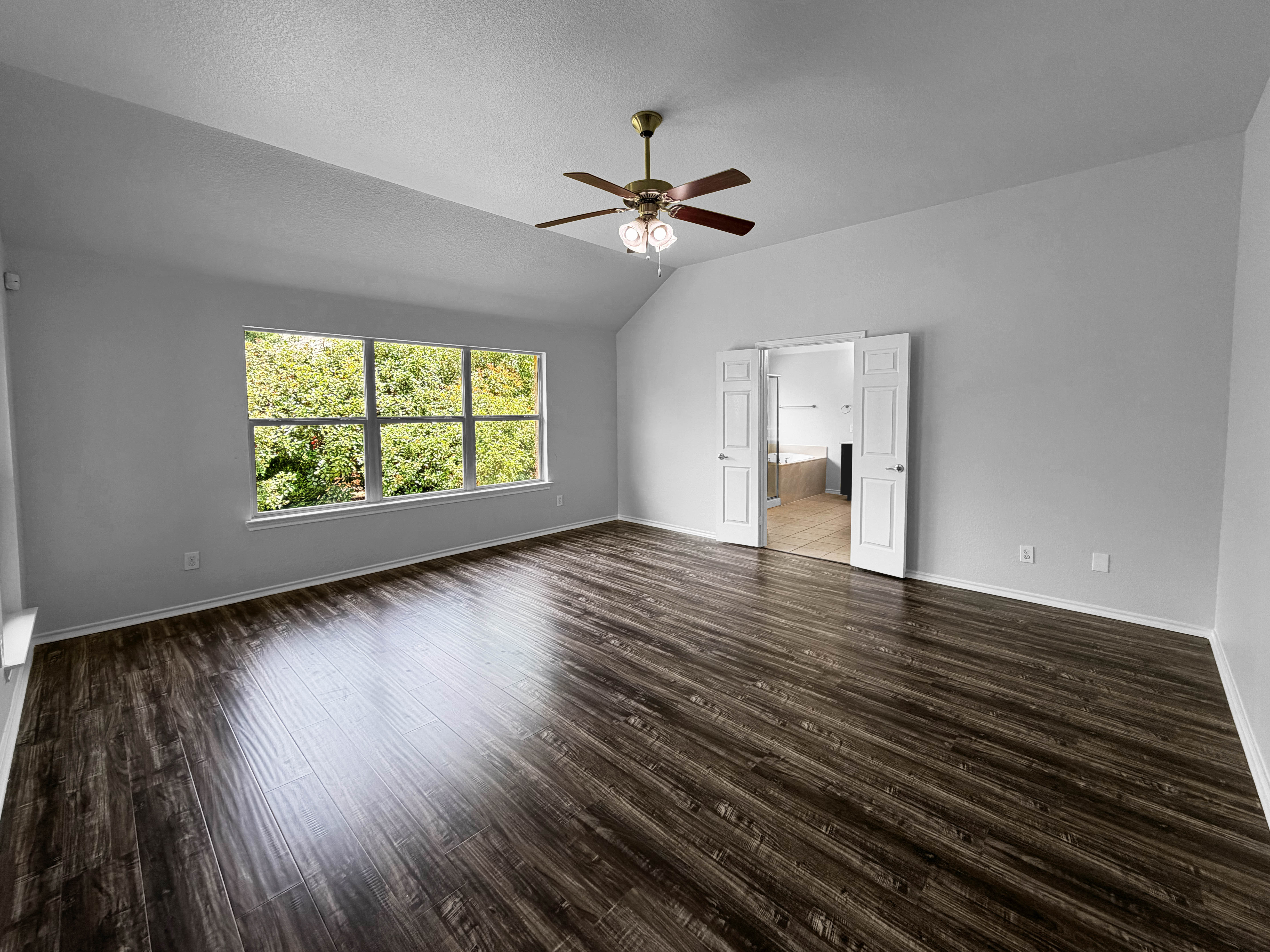 Photo 8 of 21 of 10036 Red Bluff Ln, Fort Worth, TX