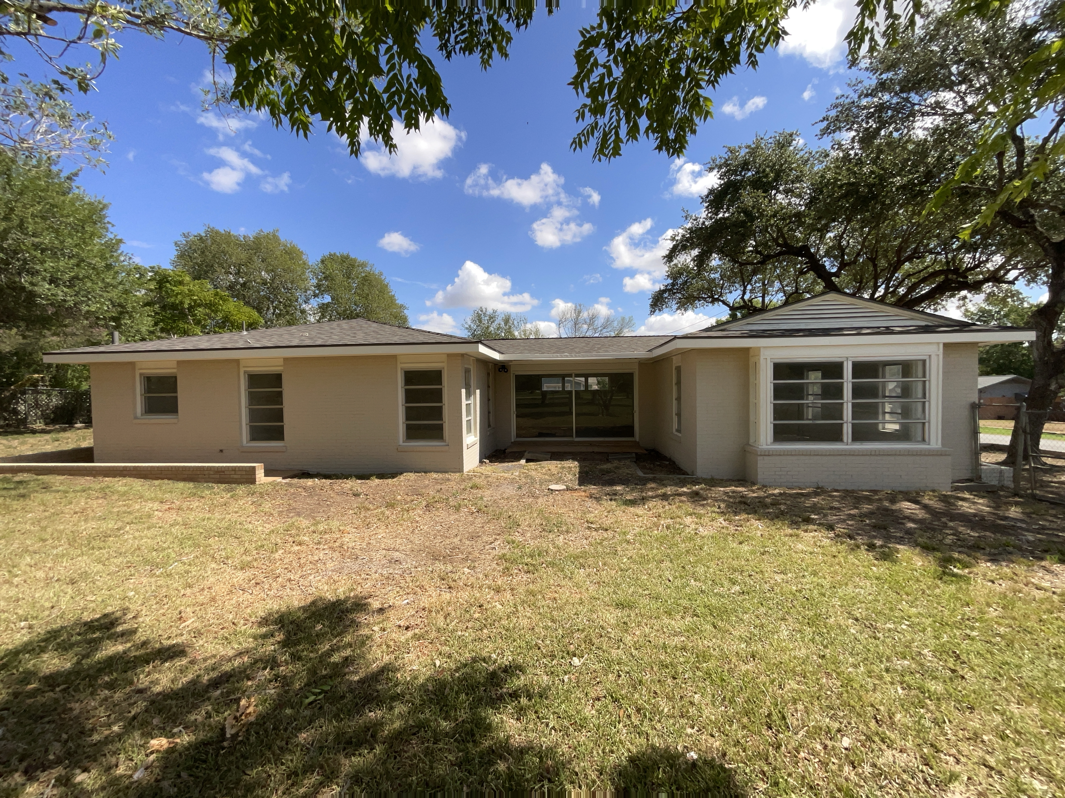 Photo 5 of 26 of 1205 G St, Floresville, TX
