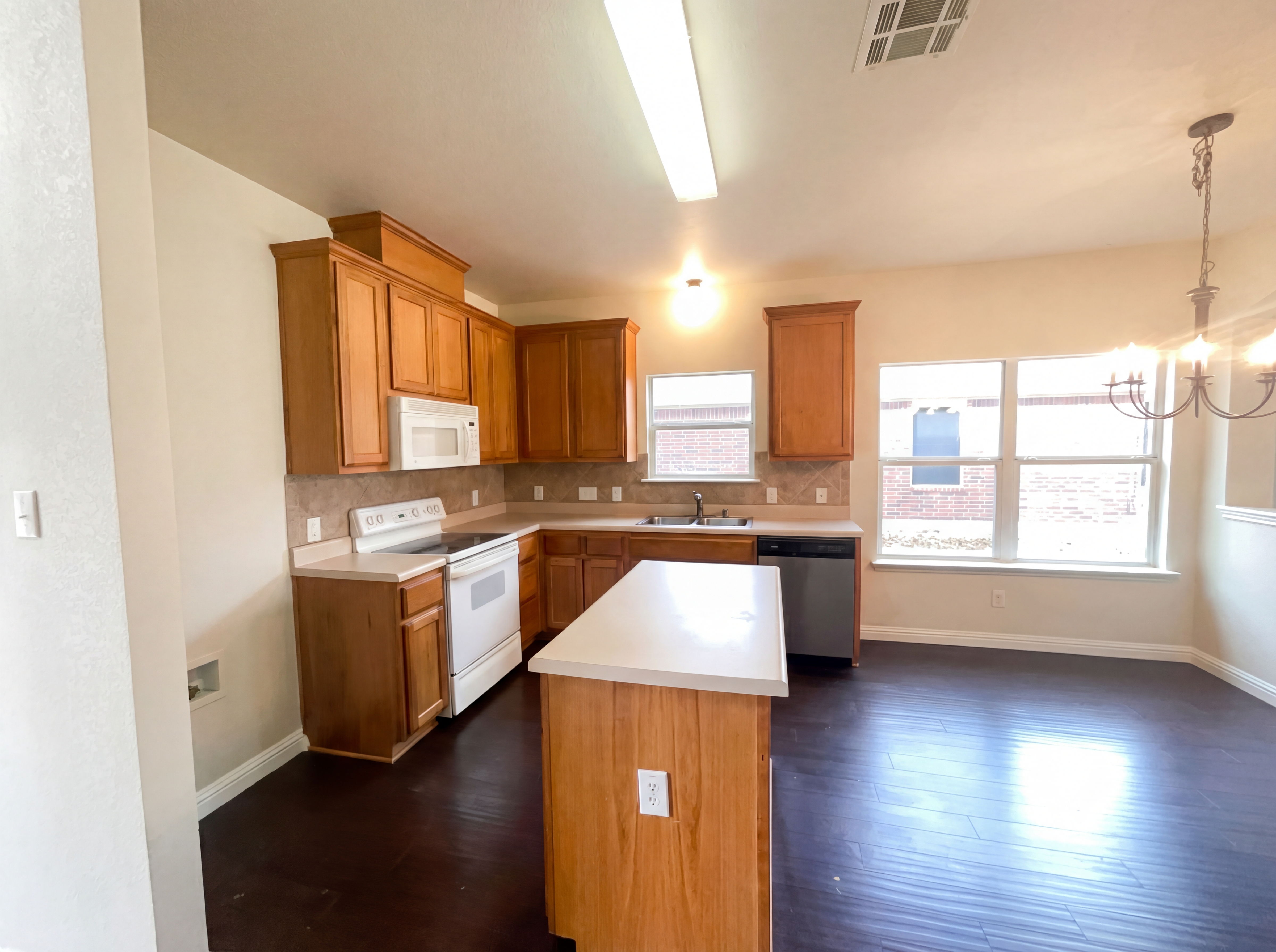 Photo 2 of 26 of 128 Inman Dr, Hutto, TX