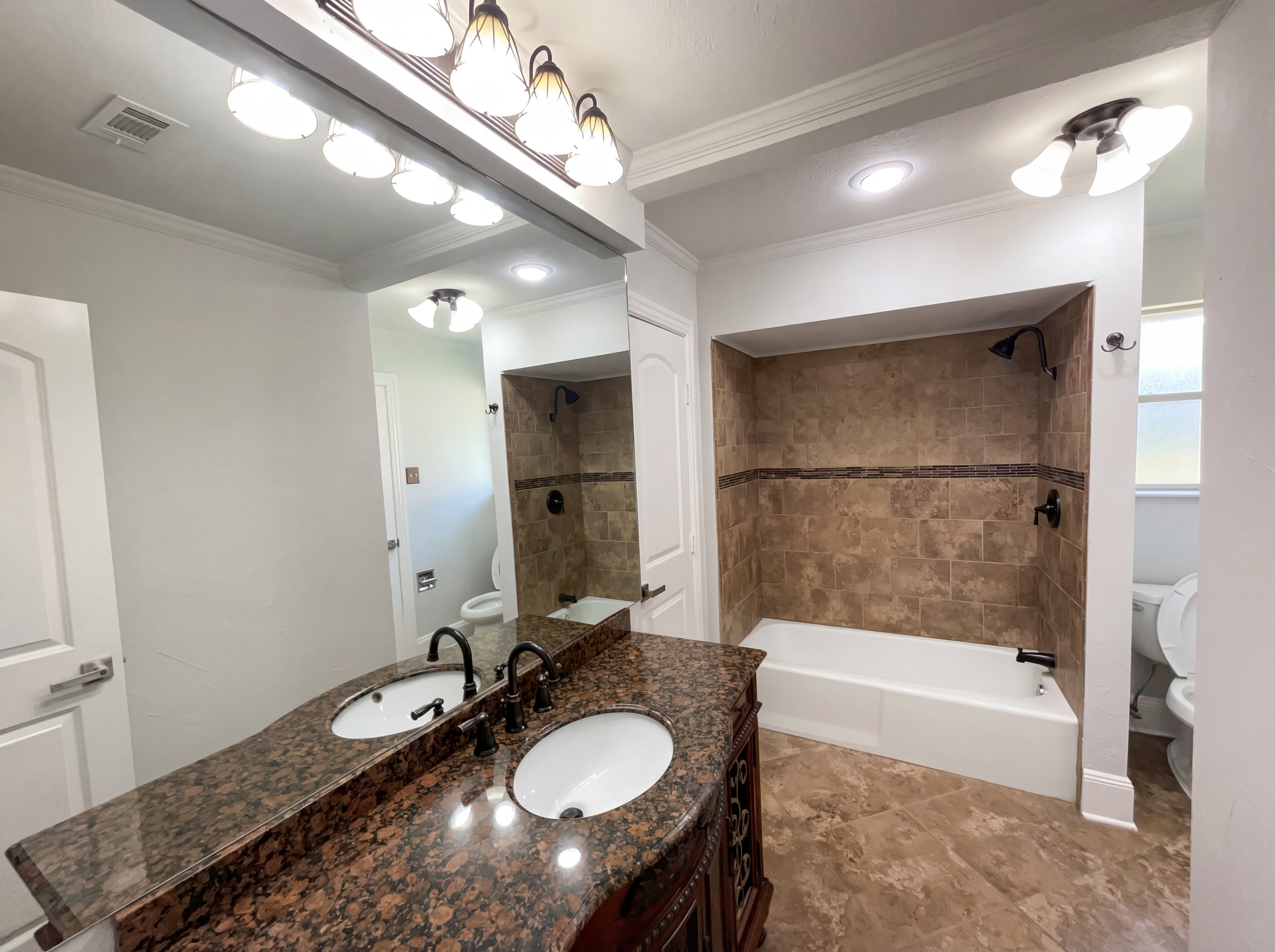 Photo 6 of 19 of 2800 N Surrey Dr, Carrollton, TX