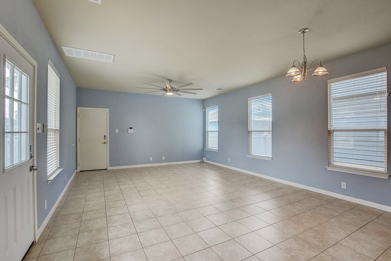 Photo 5 of 33 - 904 Alamo Plaza Dr, Cedar Park, TX 78613