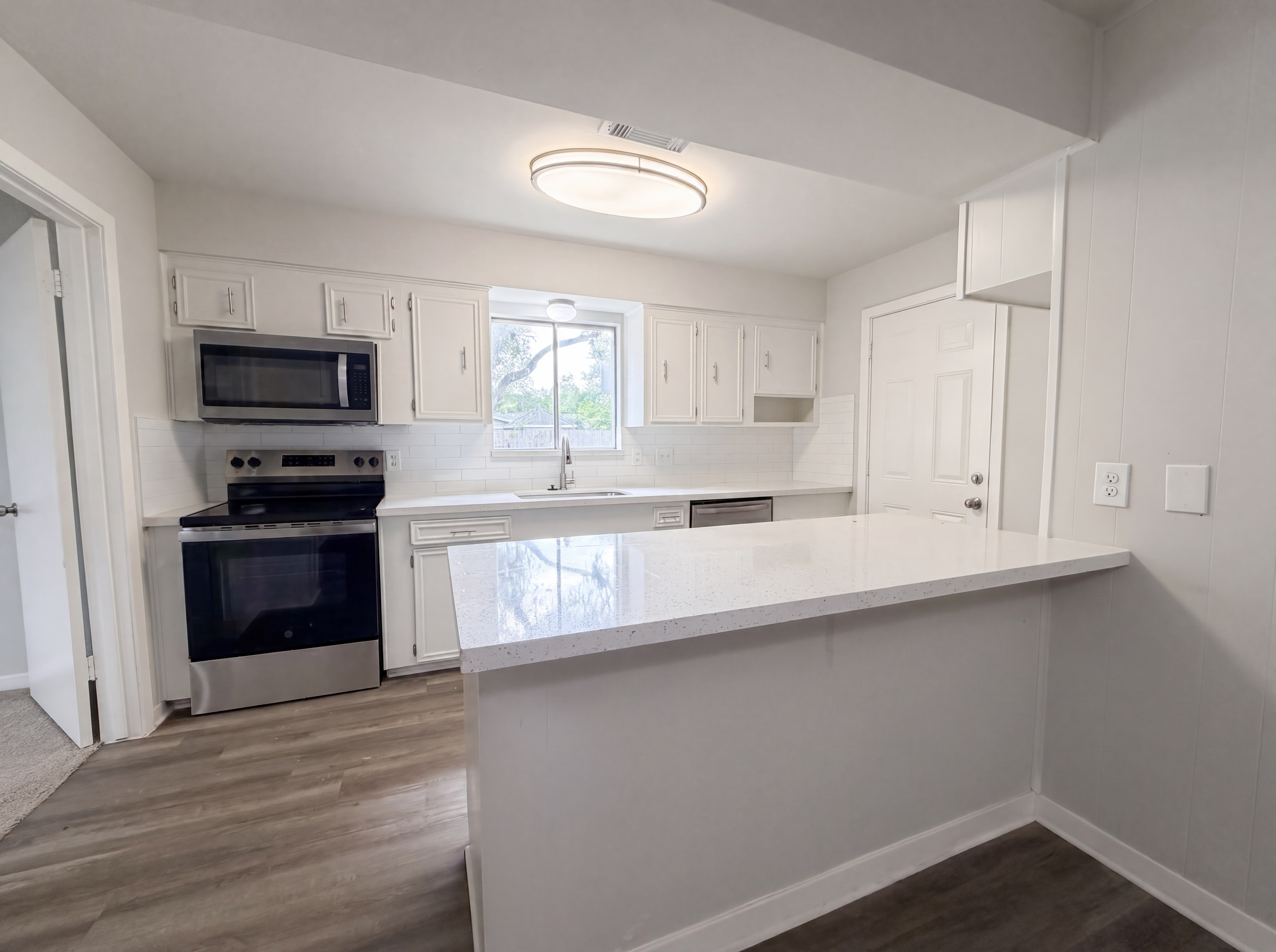 Photo 9 of 17 of 9603 Highmeadow Dr, Houston, TX