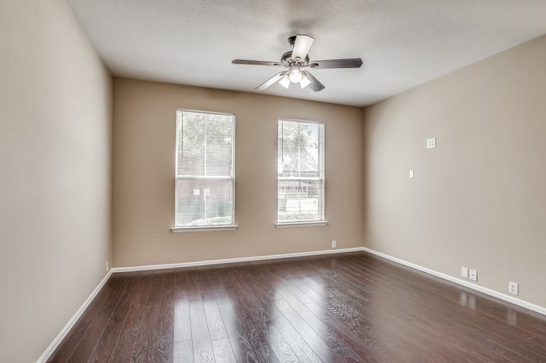 Photo 8 of 29 - 184 Leonard St, Lewisville, TX 75057