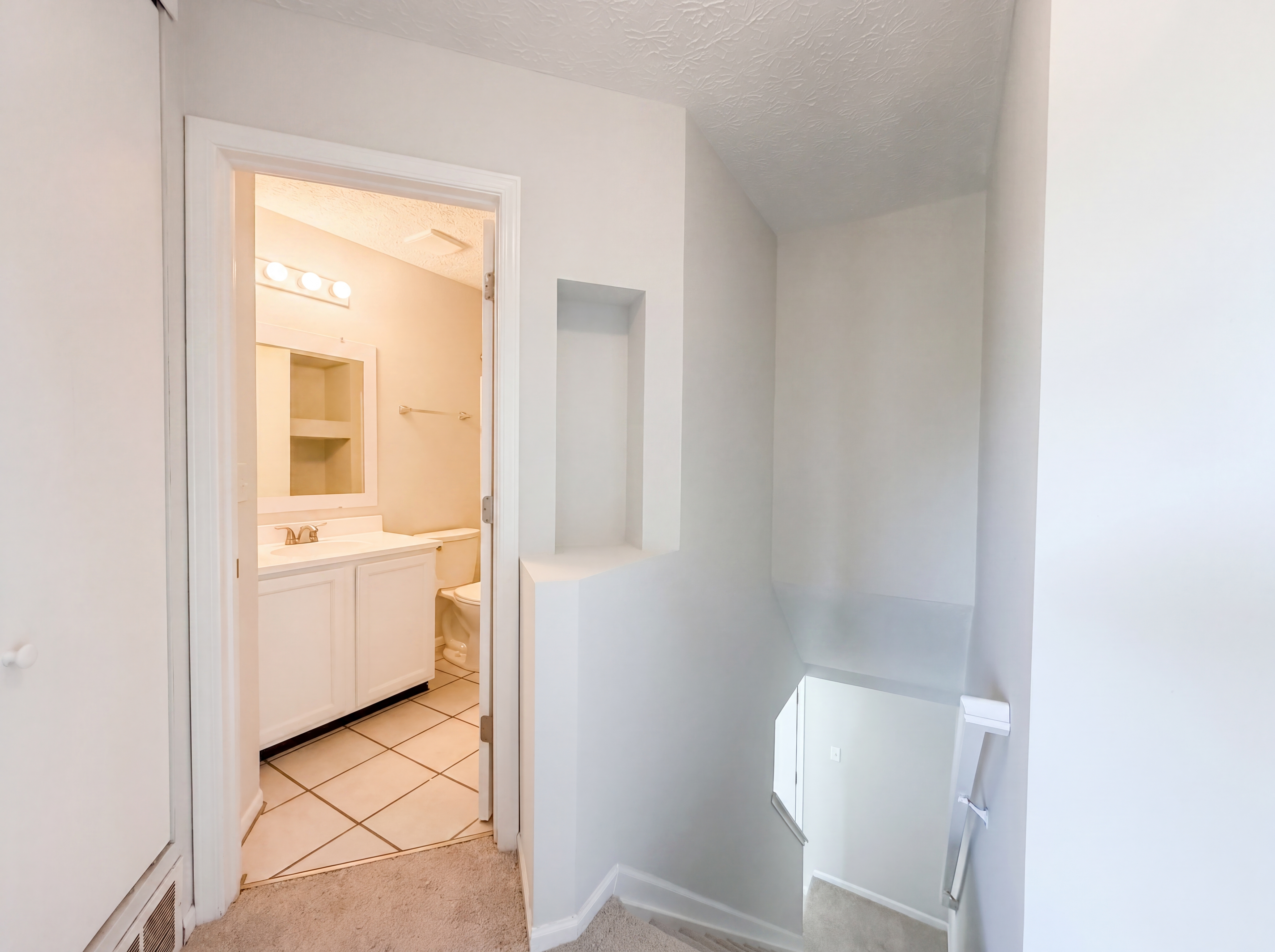 Photo 12 of 25 of 7296 Candlestone Dr, Reynoldsburg, OH