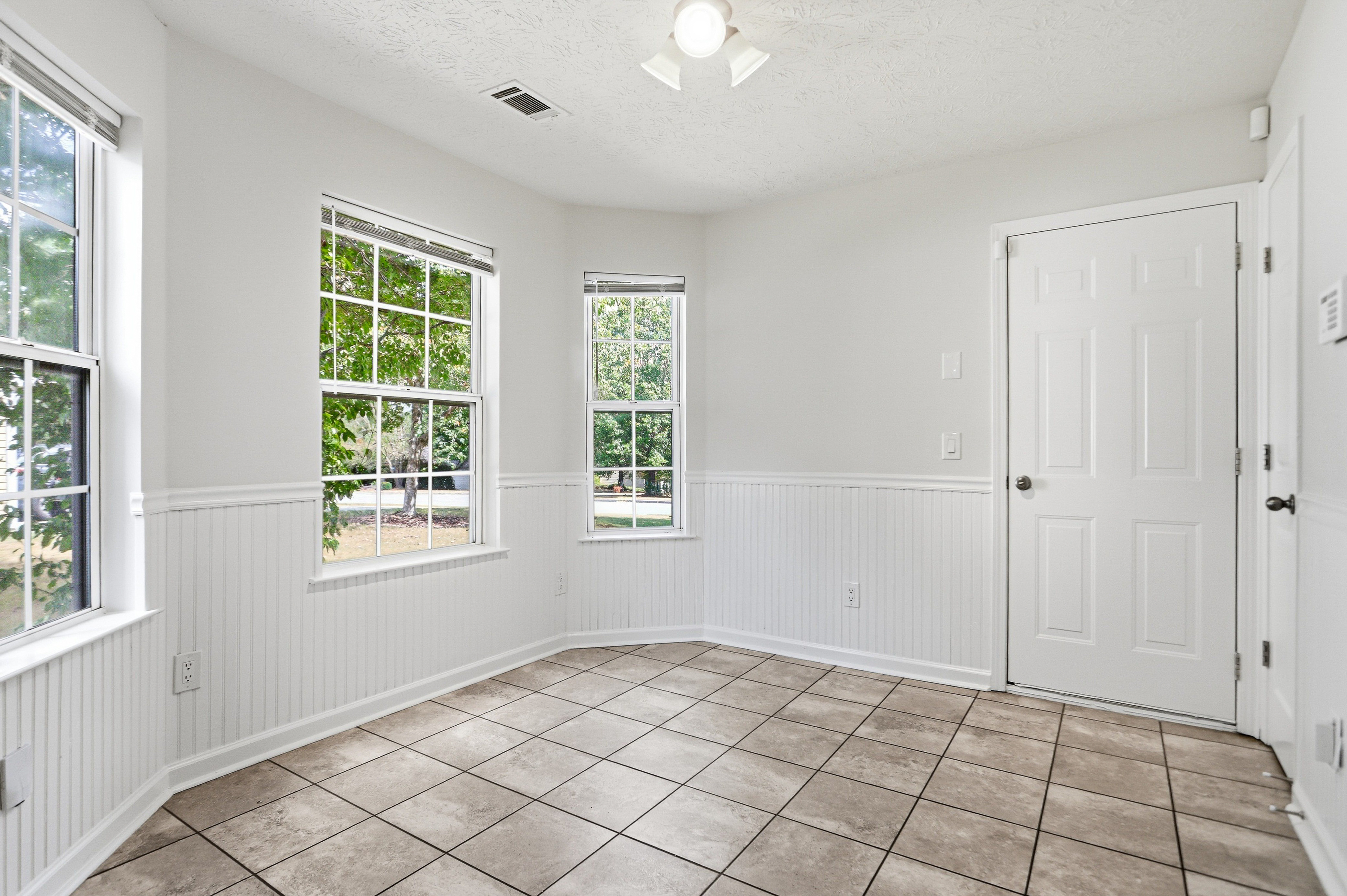 Photo 14 of 39 of 3641 Coveside Ct, Loganville, GA