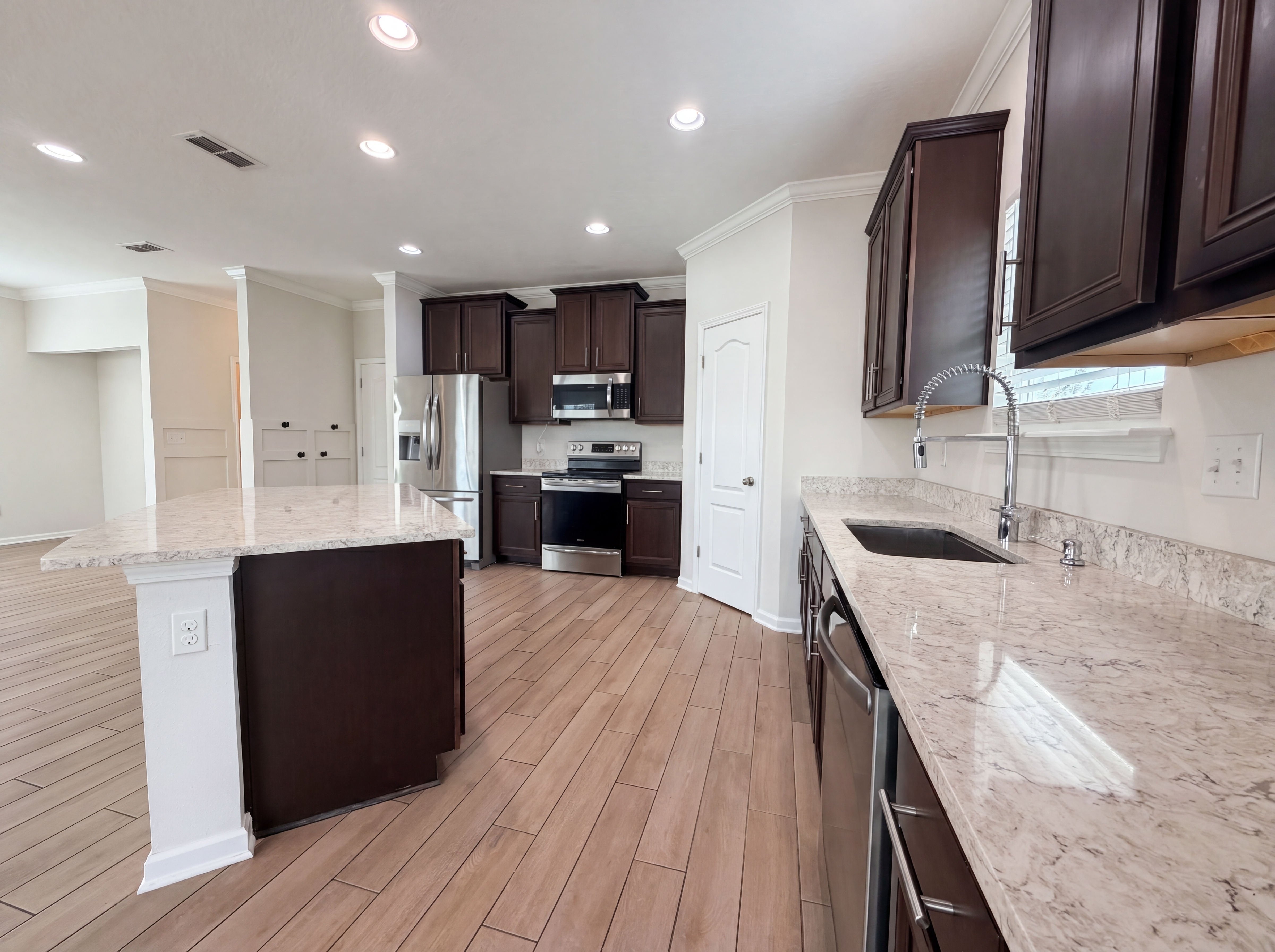 Photo 2 of 27 of 8250 Cape Fox Dr, Jacksonville, FL