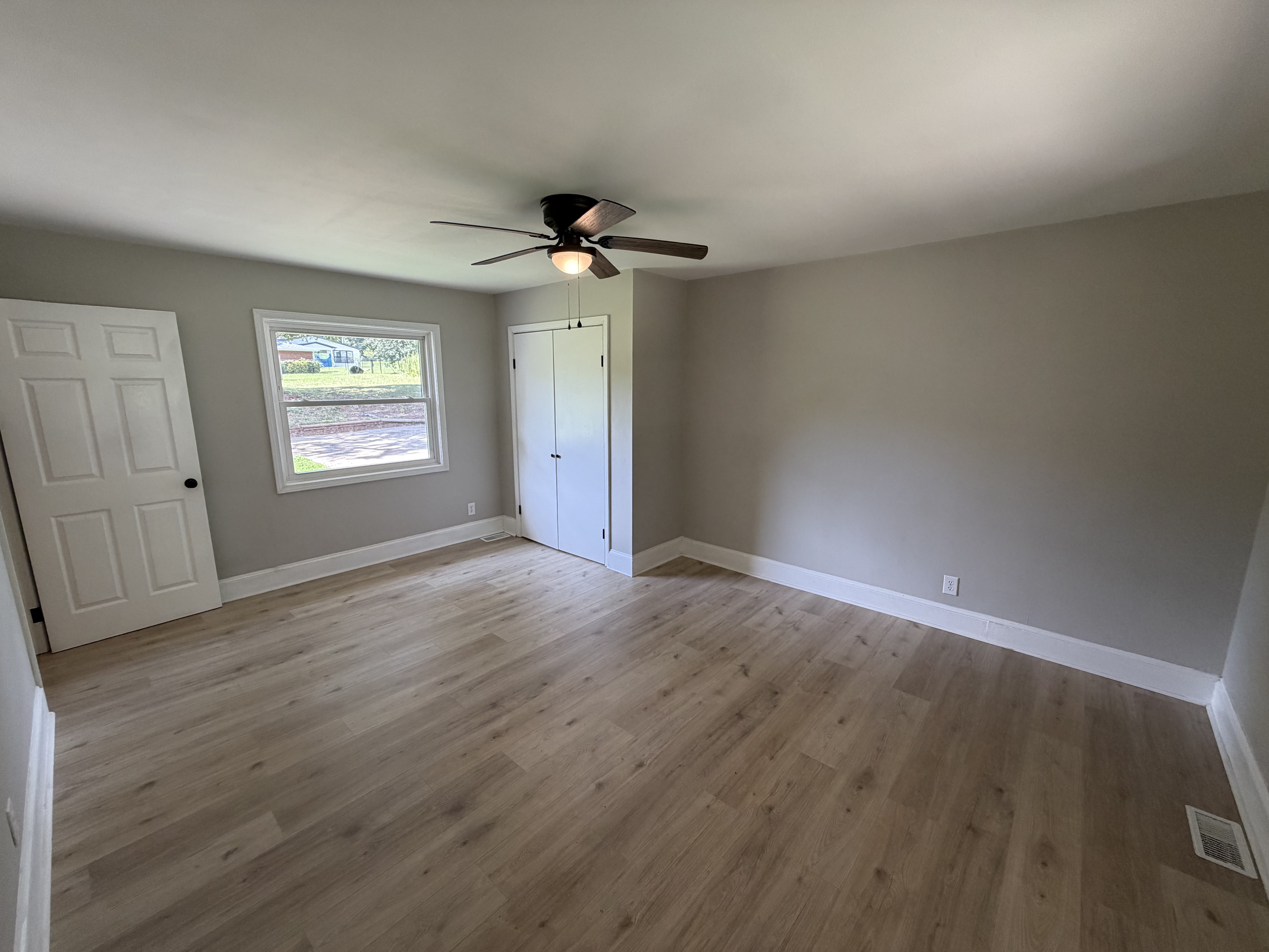 Photo 12 of 23 of 8519 Denbur Dr, Charlotte, NC