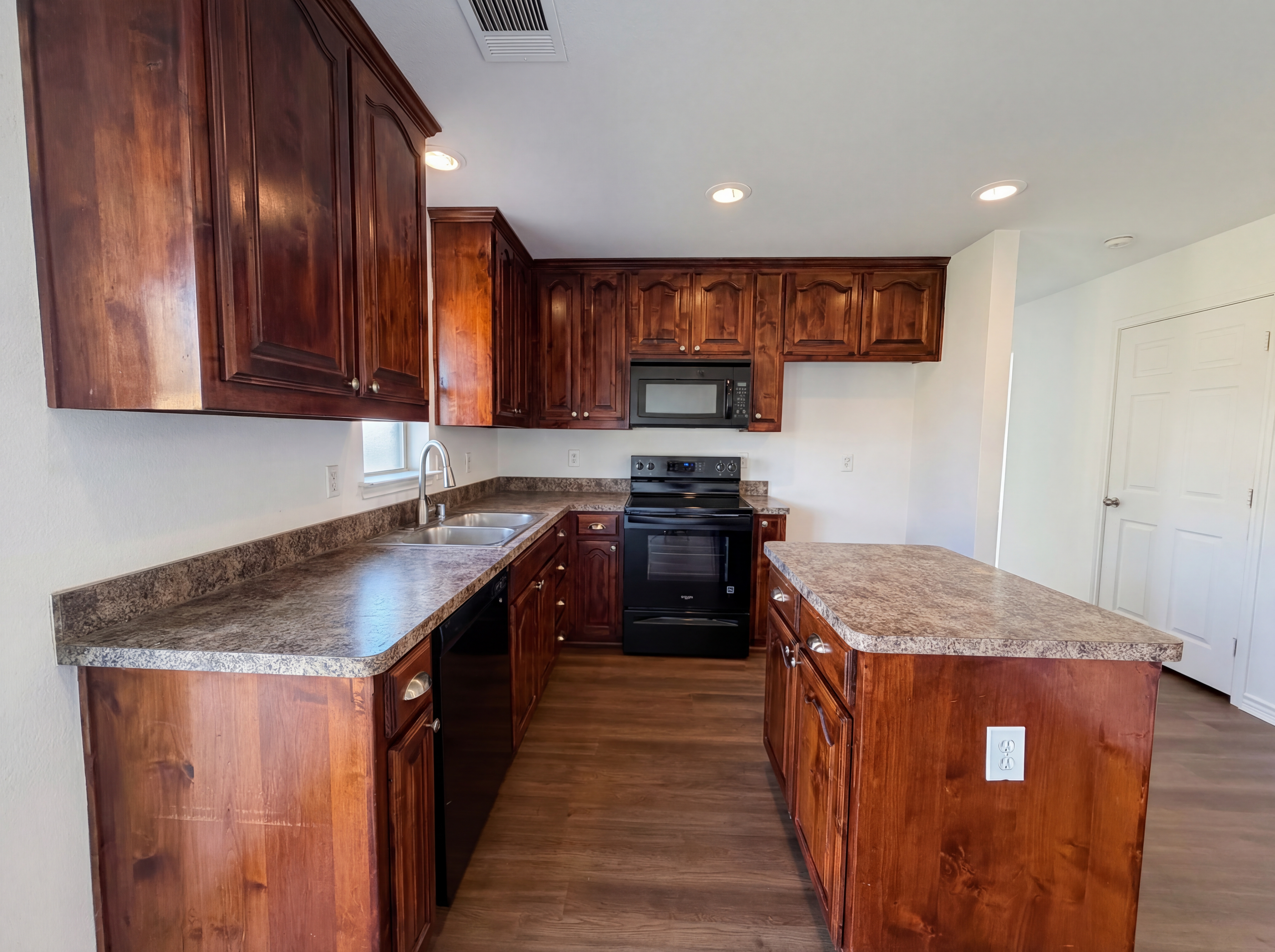 Photo 2 of 20 of 1200 Boxwood Dr, Crowley, TX