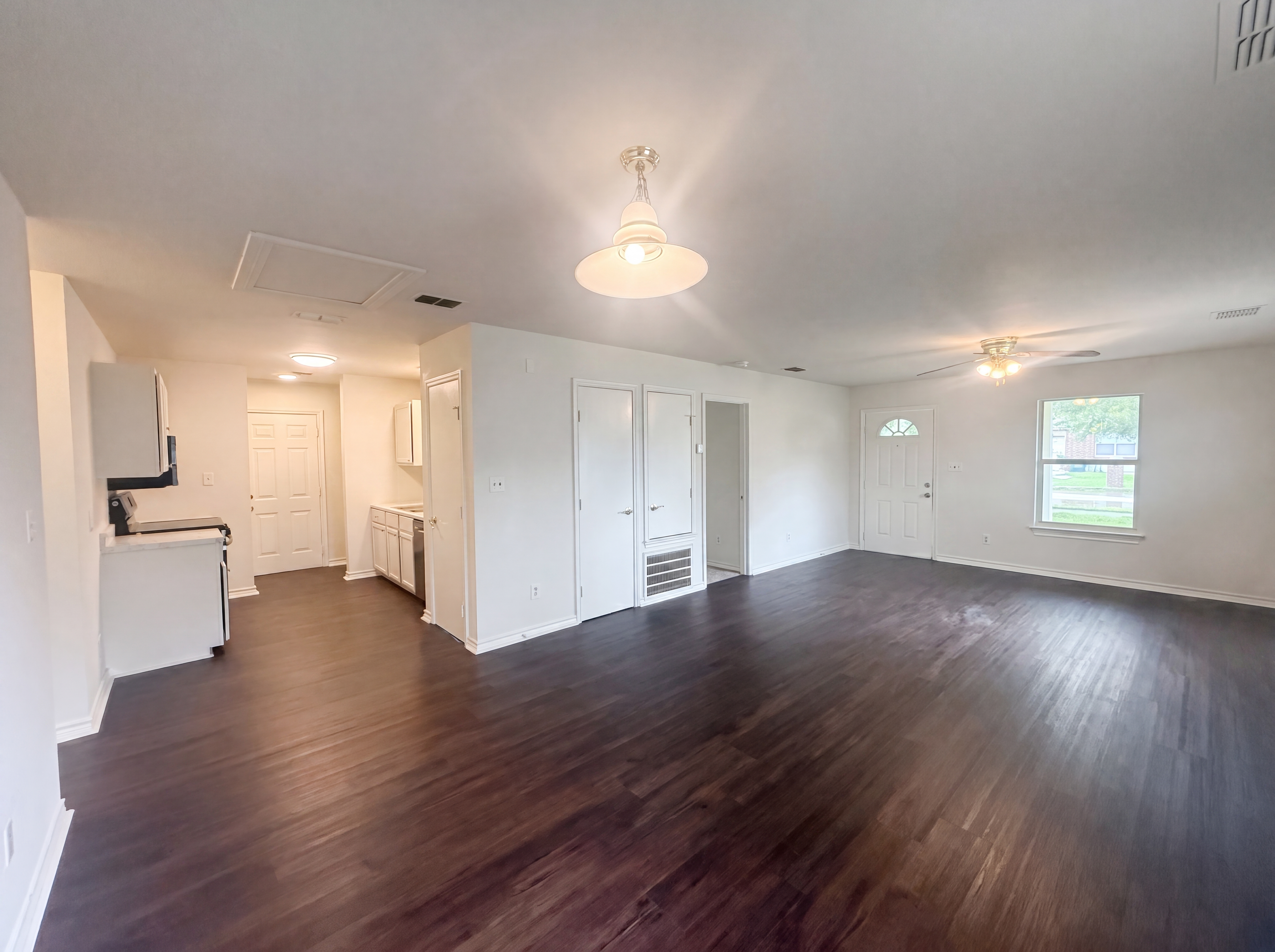 Photo 3 of 15 of 721 Roosevelt Dr, Seguin, TX