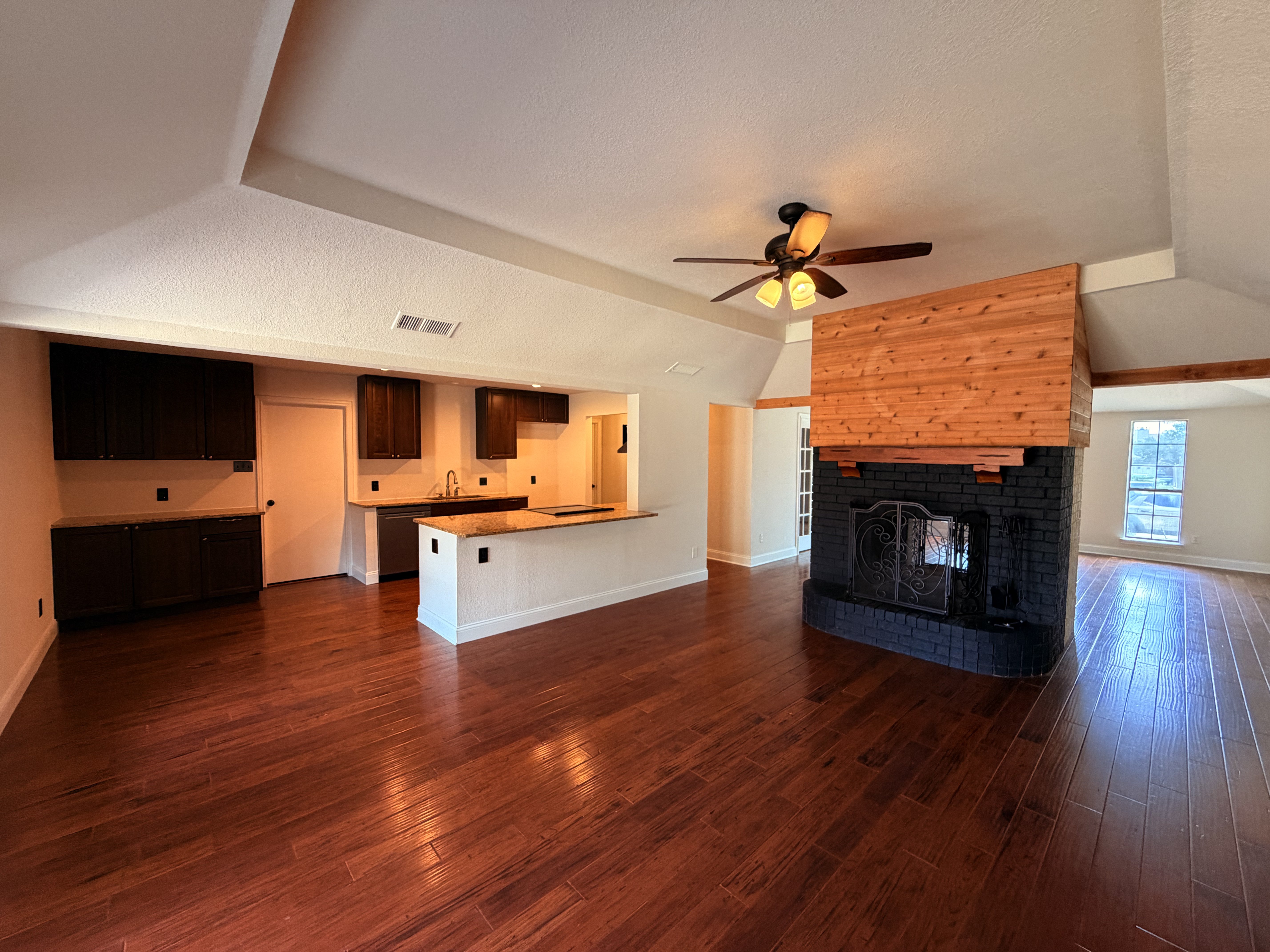 Photo 6 of 19 of 512 W Jefferson St, Wylie, TX