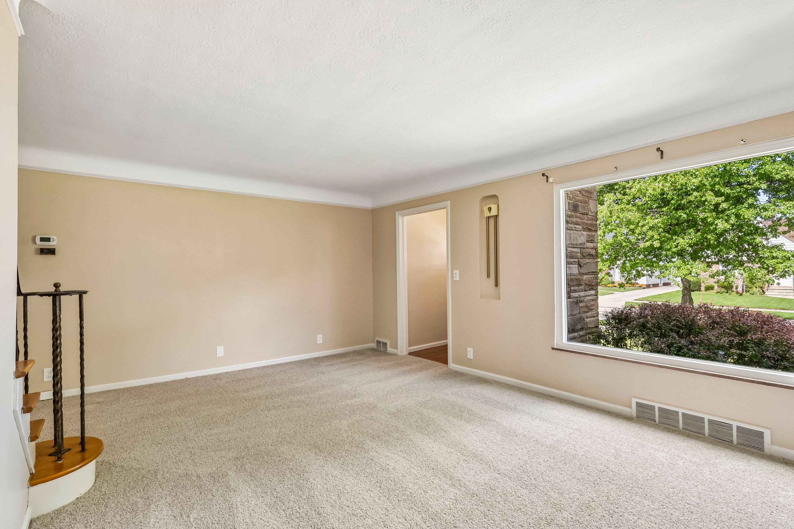 Photo 5 of 39 of 8223 Manorford Dr, Cleveland, OH