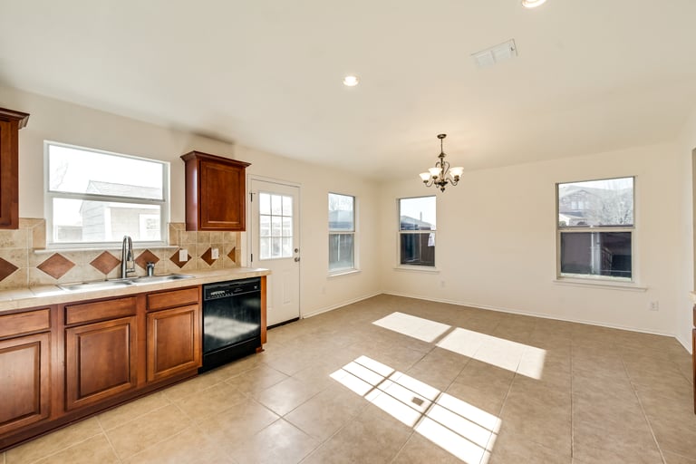Photo 15 of 30 - 14836 S Spring Ridge Cir, Balch Springs, TX 75180