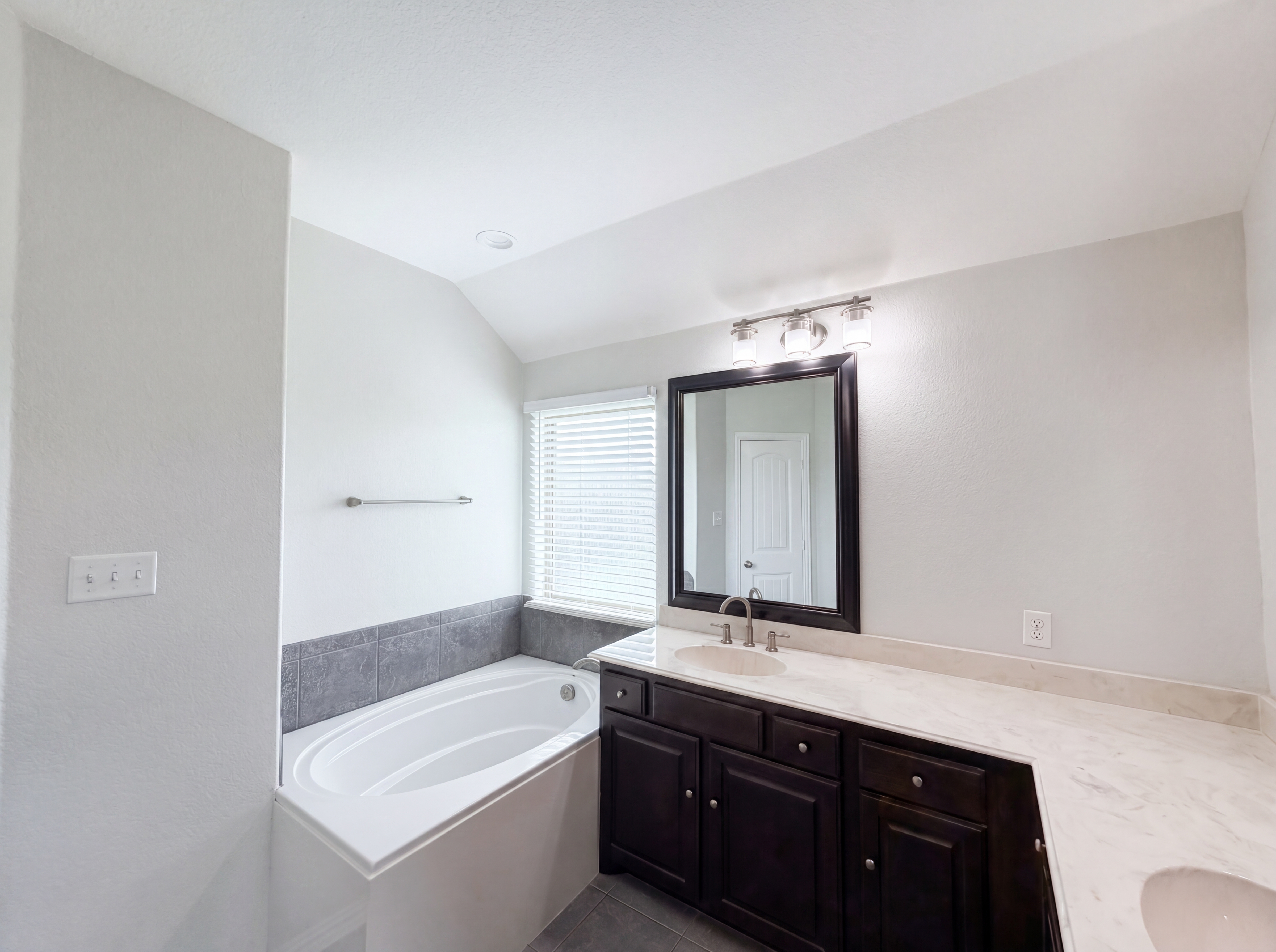 Photo 15 of 20 of 709 Ravenwood Dr, Saginaw, TX