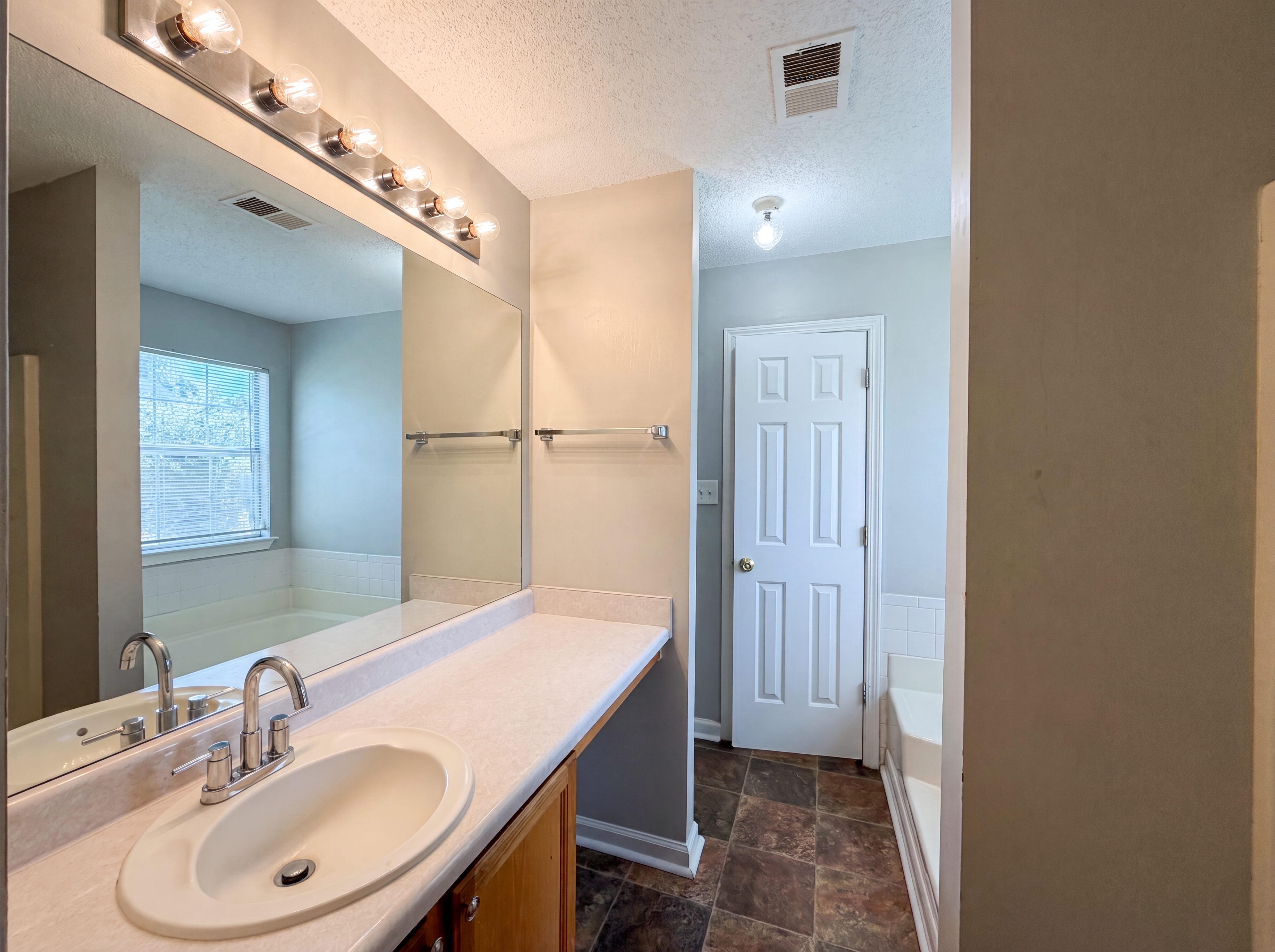 Photo 10 of 19 of 3167 River Oak Rd, Decatur, GA