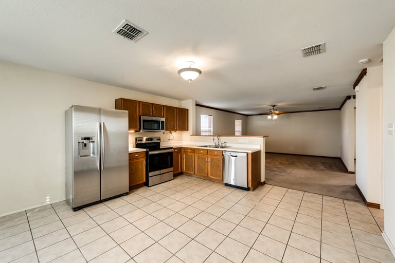 Photo 6 of 27 - 1401 Waterford Dr, Little Elm, TX 75068