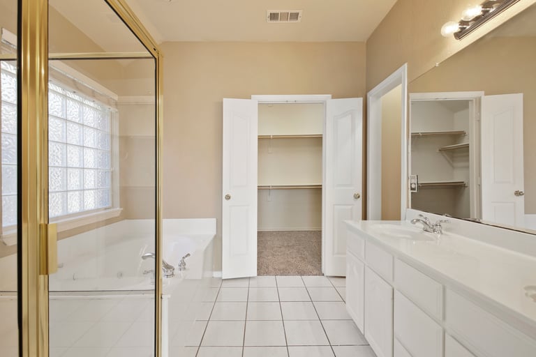 Photo 4 of 29 - 2308 Calmont Dr, Arlington, TX 76001
