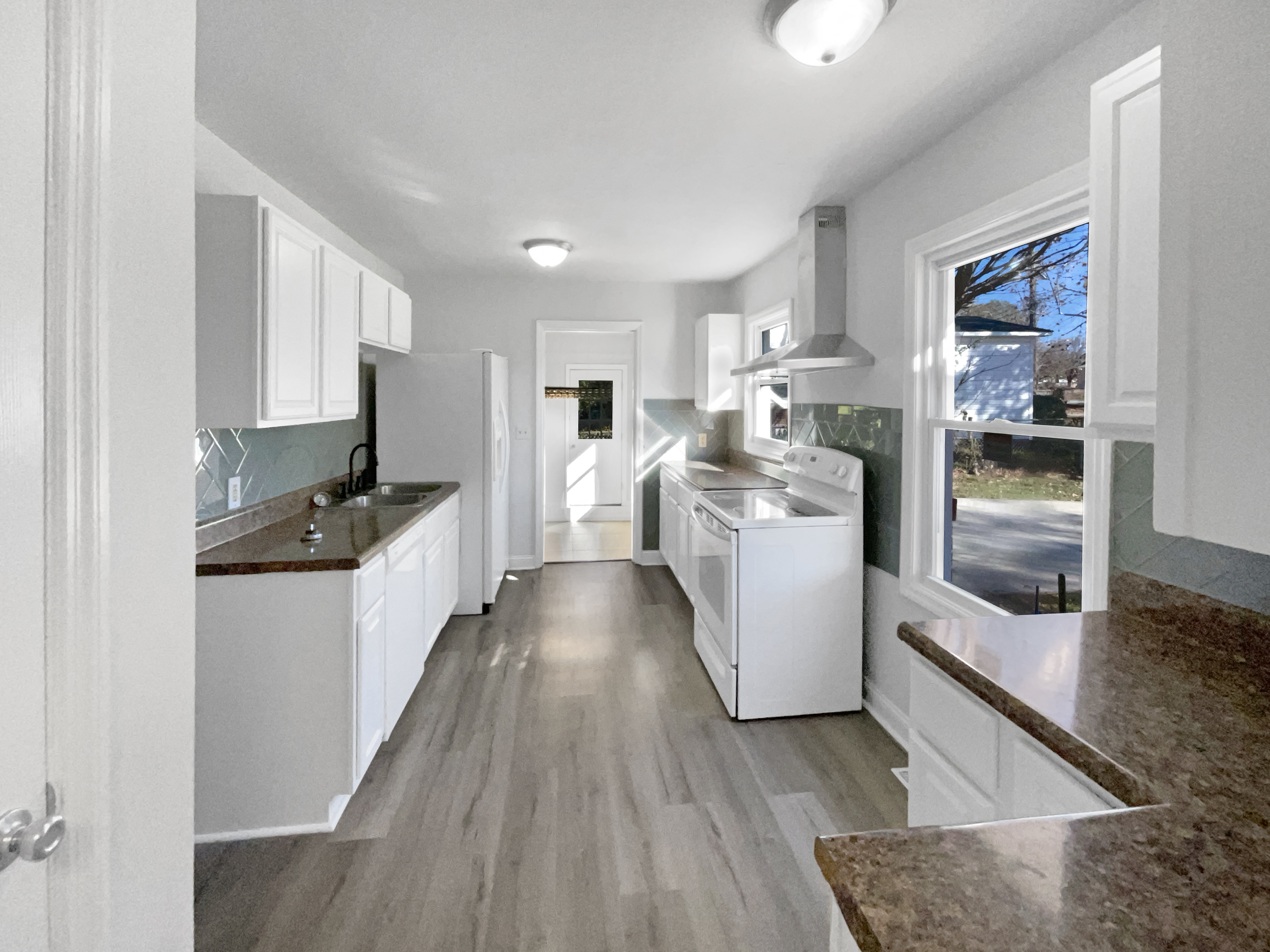 Photo 2 of 18 of 5142 Meadowbrook Dr, Fayetteville, NC
