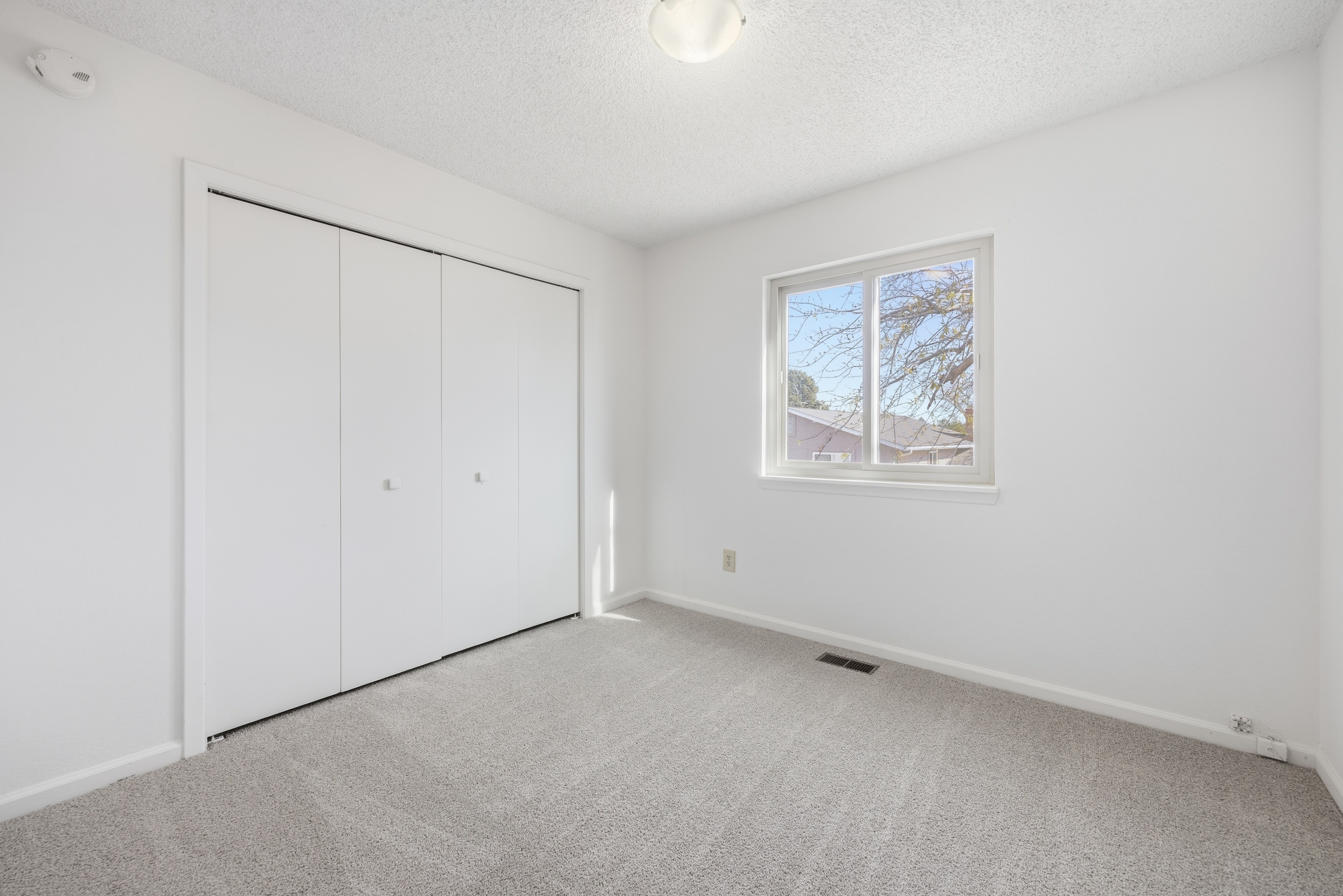 Photo 18 of 51 of 912 Amsterdam Dr, Colorado Springs, CO