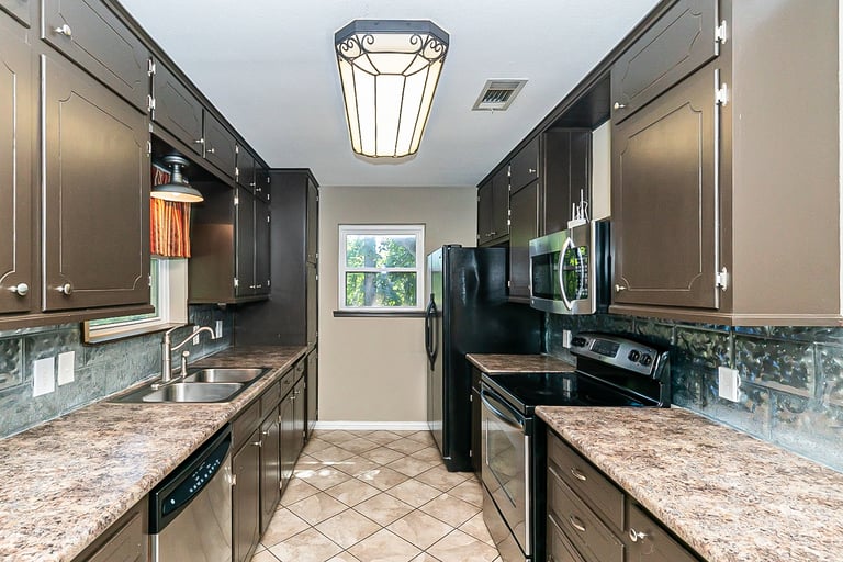 Photo 5 of 23 - 1500 Arvel Cir, Azle, TX 76020
