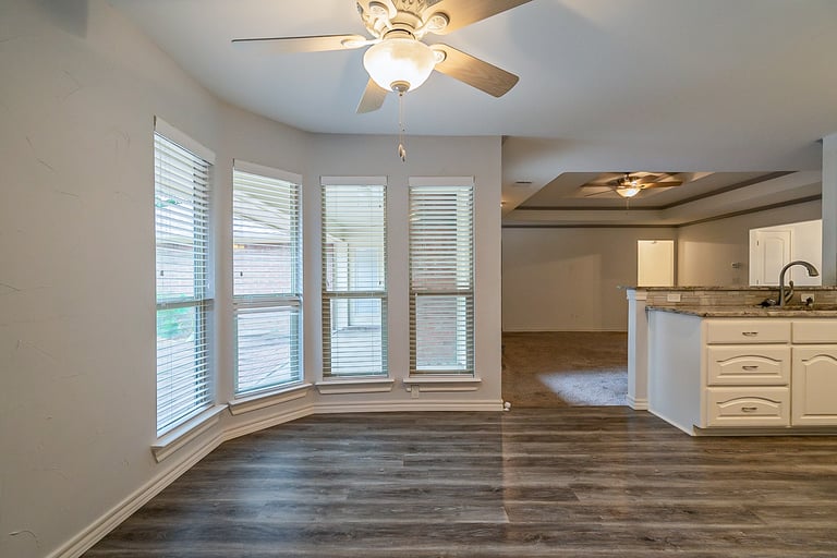 Photo 11 of 36 - 7924 Londonderry Dr, North Richland Hills, TX 76182