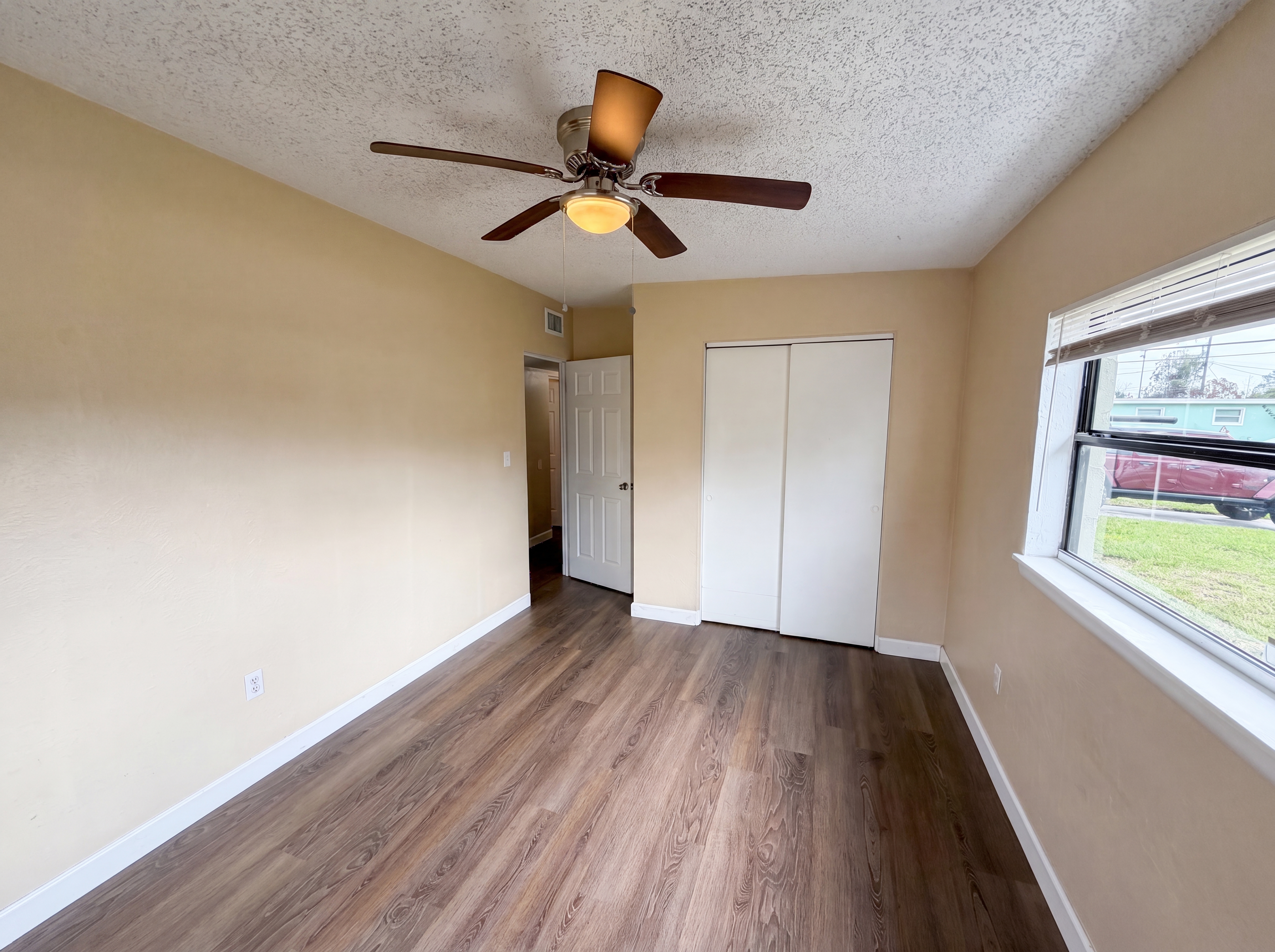 Photo 17 of 25 of 702 S Solandra Dr, Orlando, FL