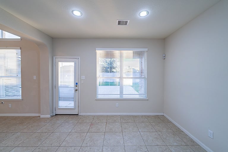 Photo 12 of 34 - 2208 Hannah Creek Ct, Houston, TX 77089