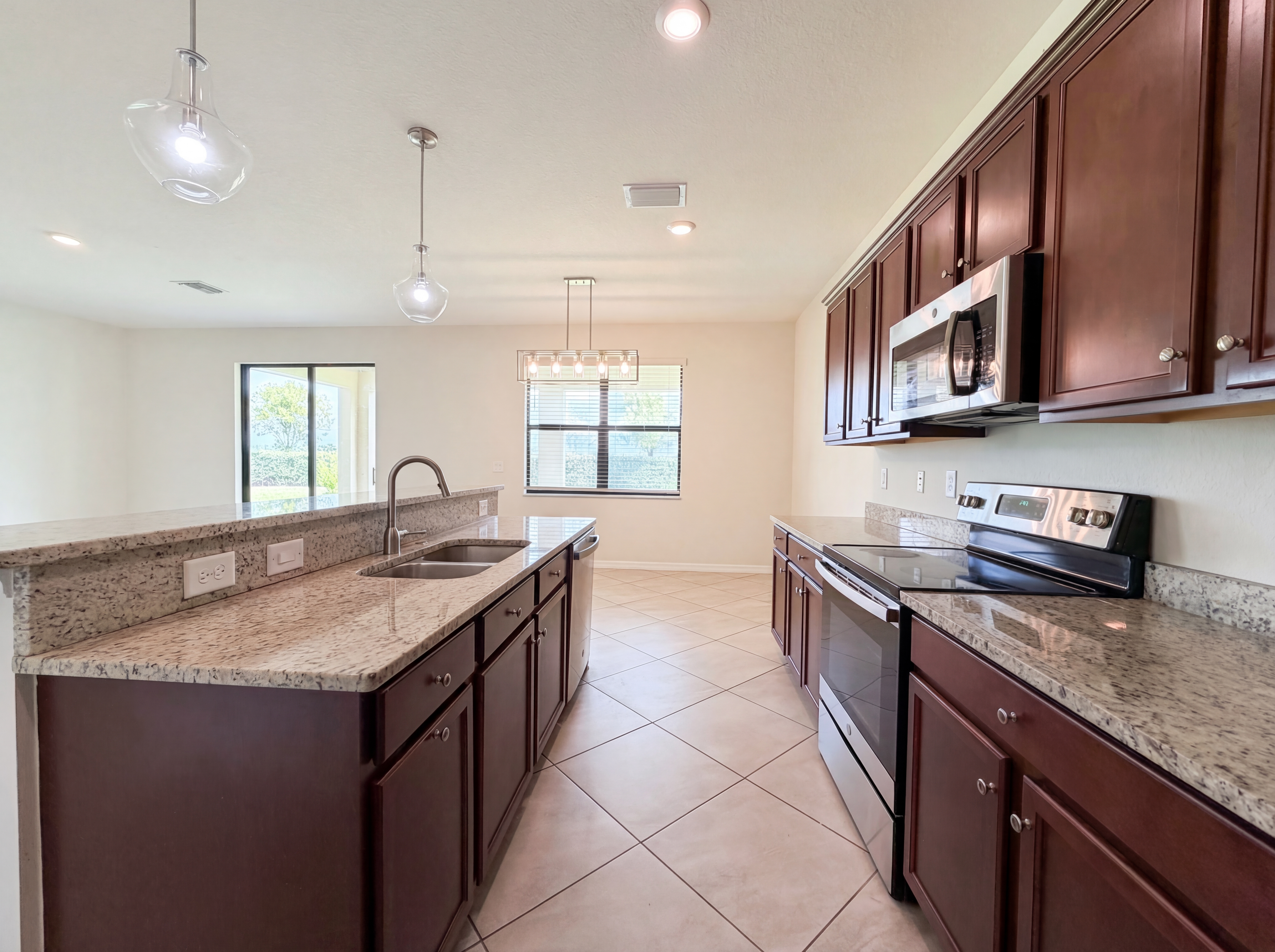 Photo 13 of 35 of 14102 Vindel Cir, Fort Myers, FL