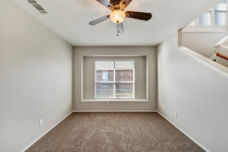 Photo 14 of 31 - 9625 Brenden Dr, Fort Worth, TX 76108