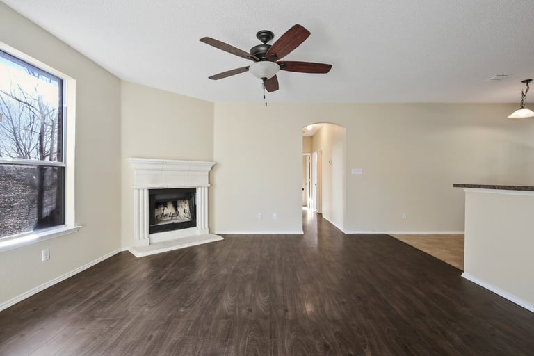 Photo 5 of 25 - 6337 Downeast Dr, Fort Worth, TX 76179