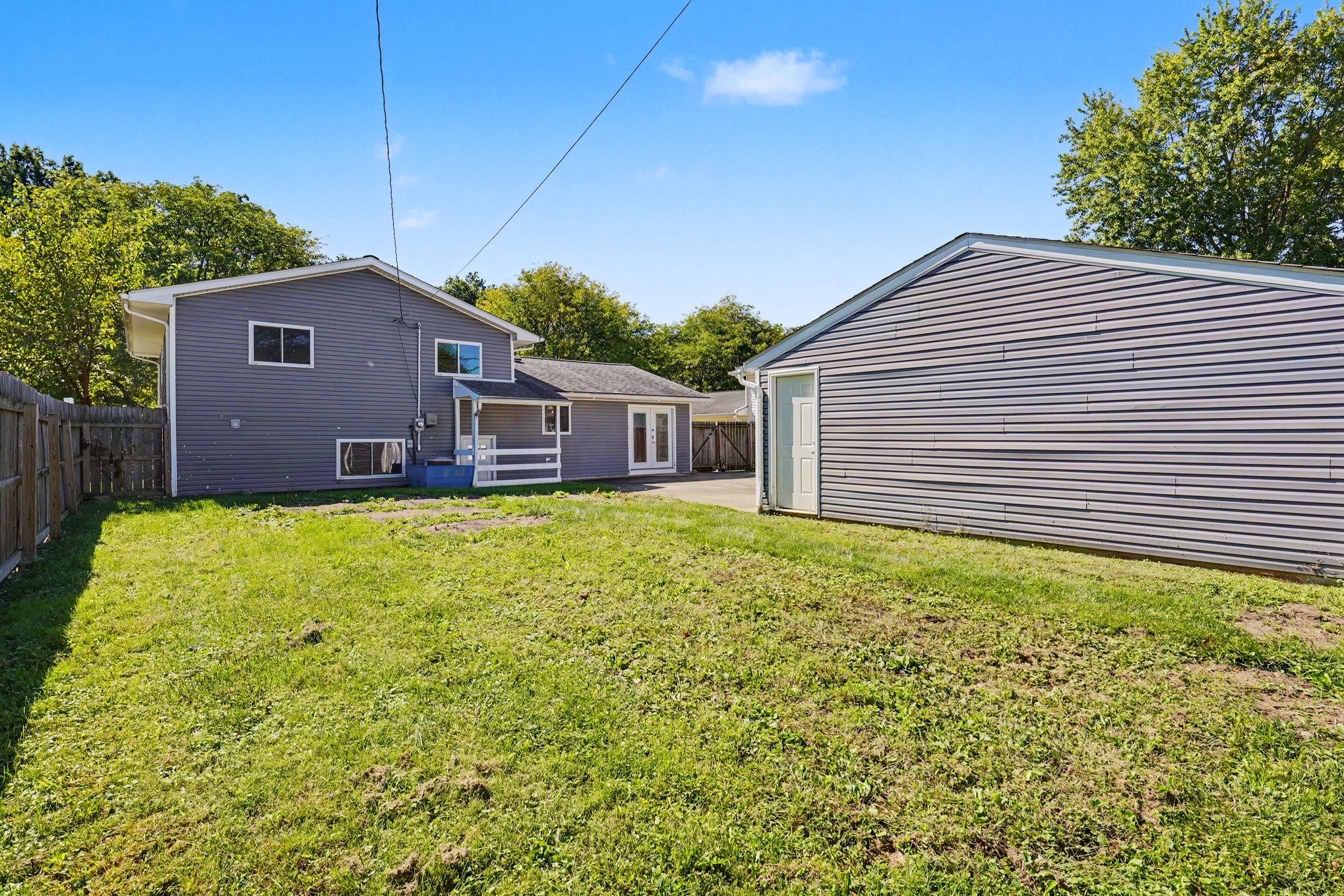 Photo 5 of 35 of 25142 Deerfield Dr, North Olmsted, OH