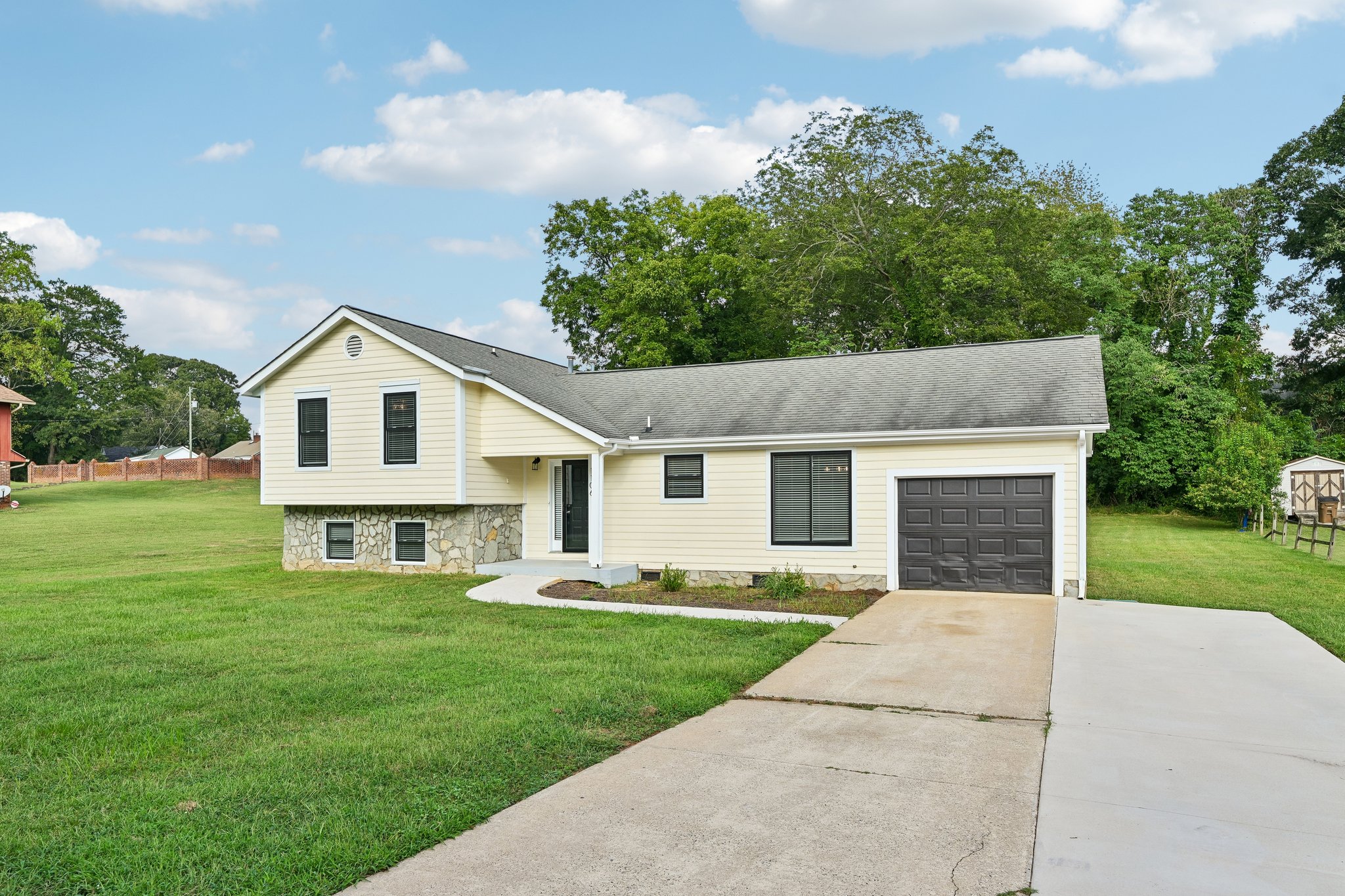 Photo 2 of 29 of 1106 Stanton Dr, Shelby, NC