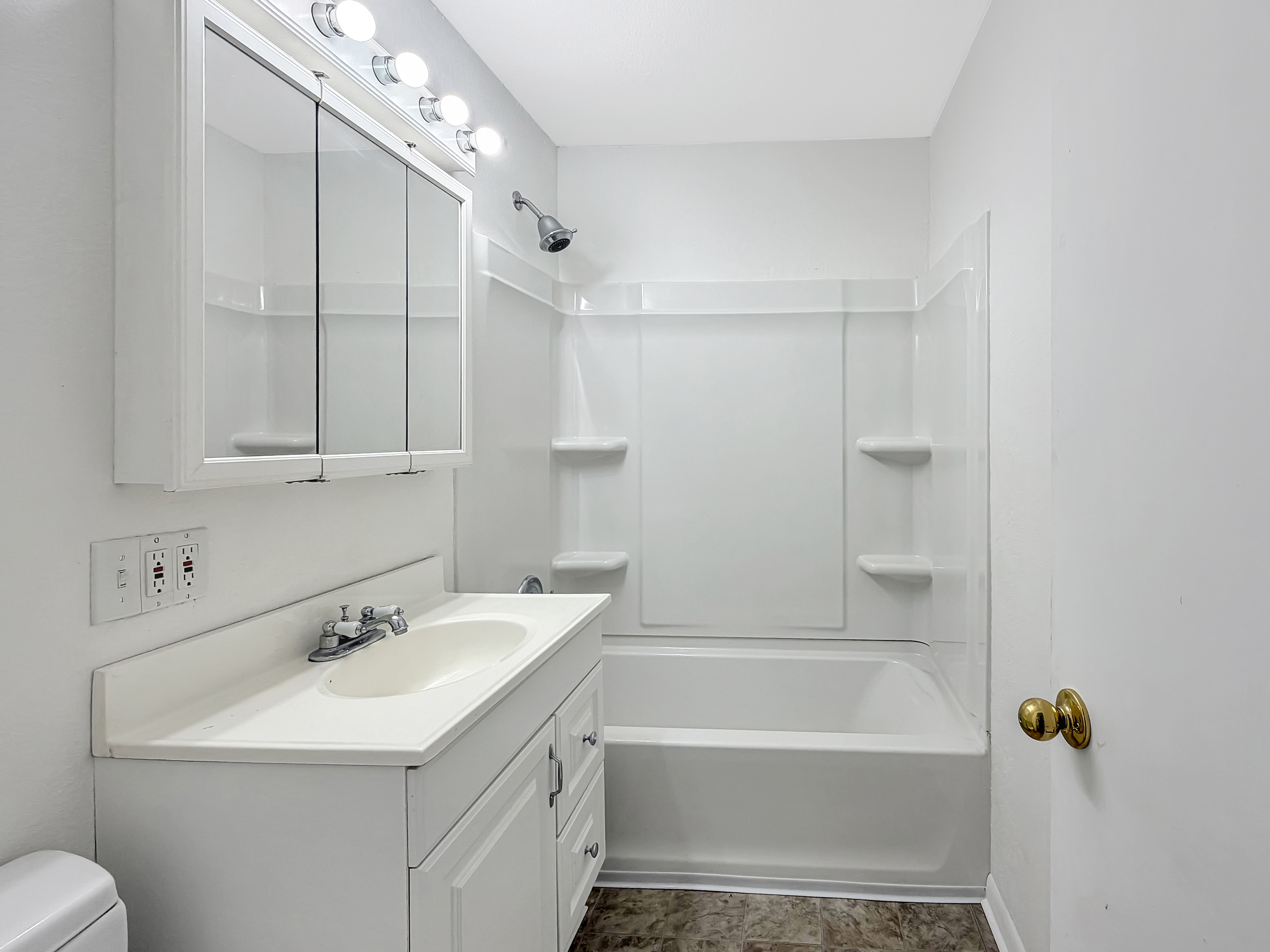 Photo 6 of 14 of 1005 NE 44th St, Kansas City, MO
