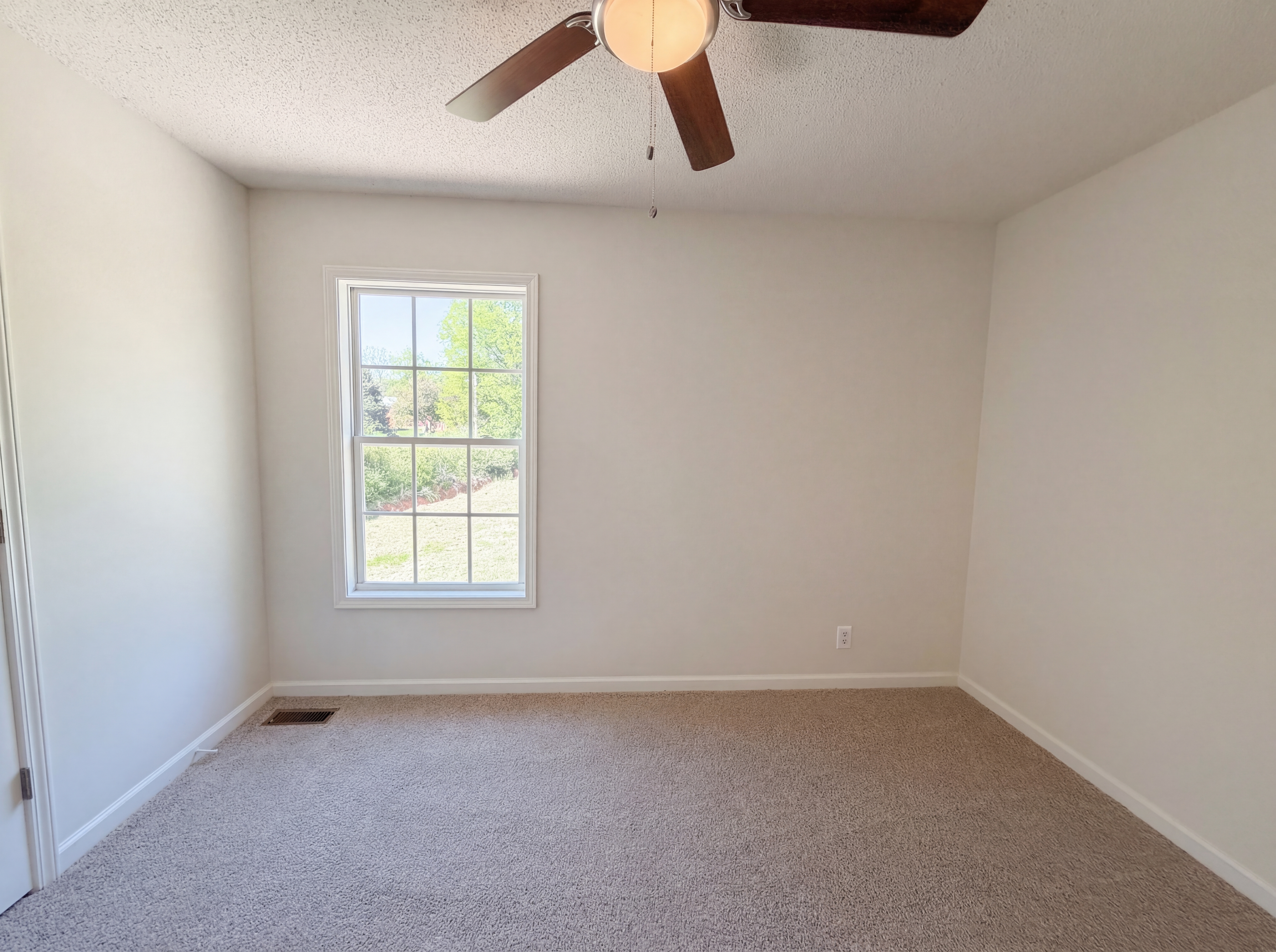 Photo 15 of 23 of 1666 Sparkleberry Dr, Clarksville, TN