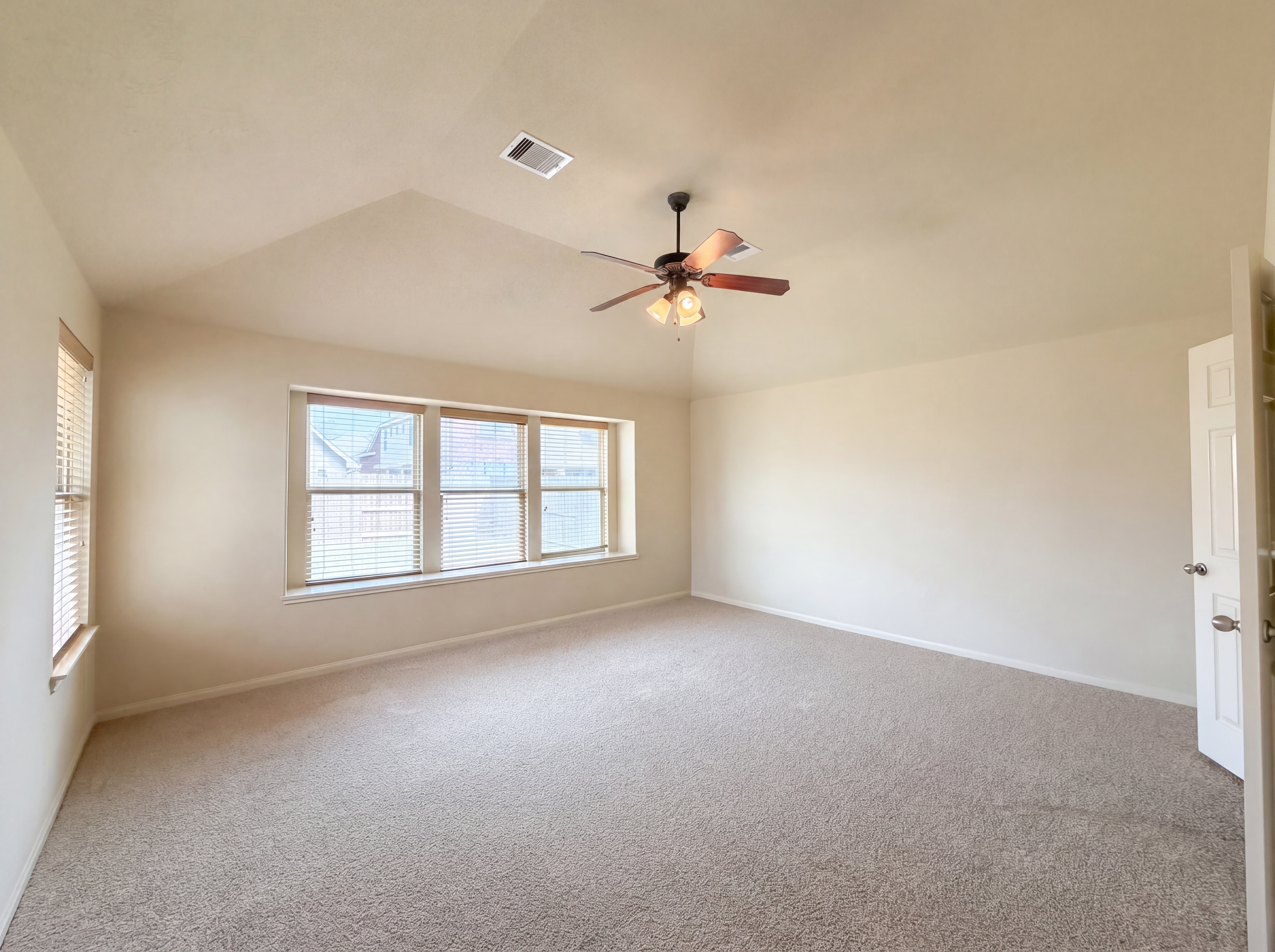 Photo 15 of 25 of 4710 Autumn Pine Ln, Houston, TX