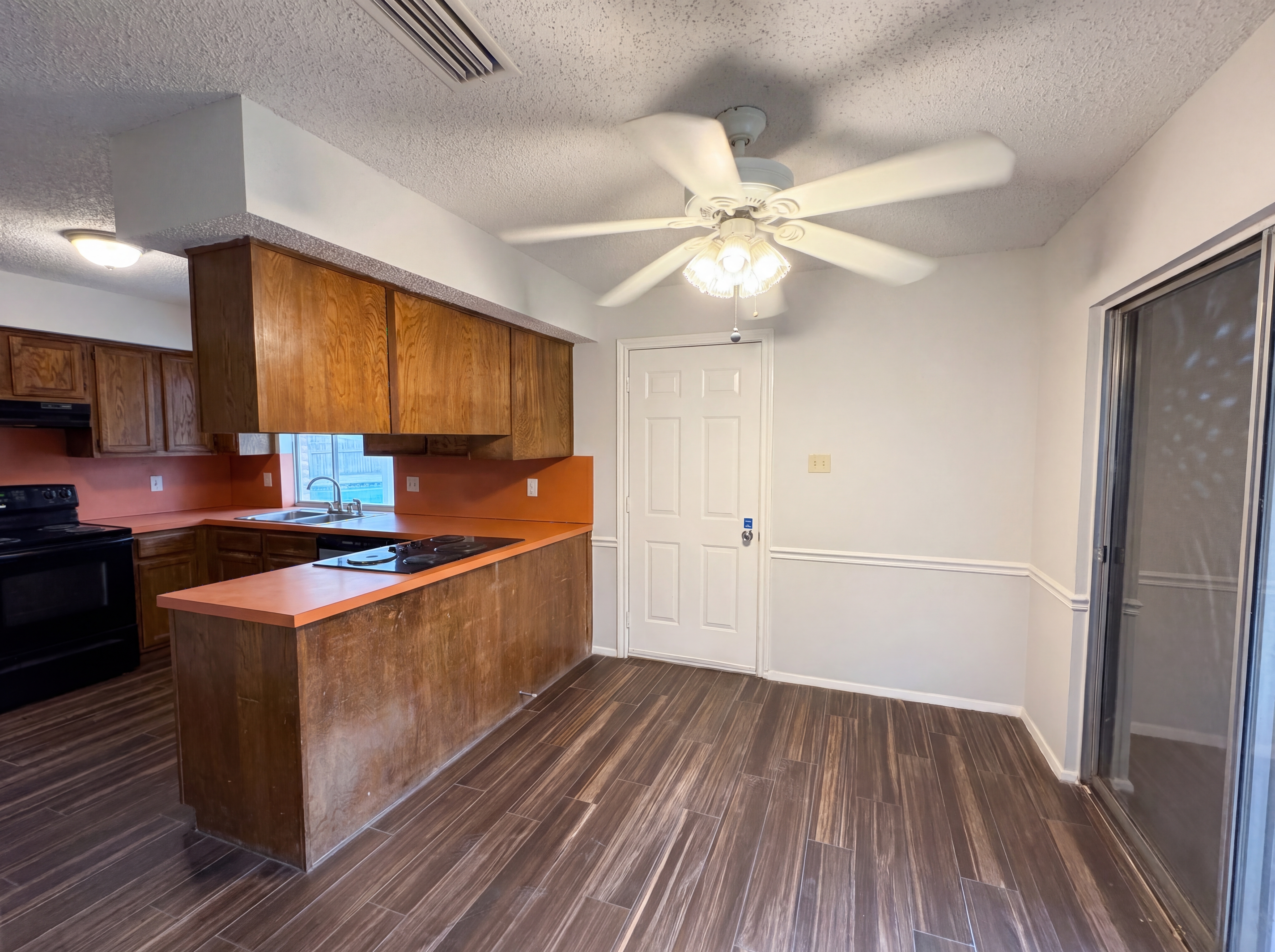 Photo 7 of 28 of 3701 Westminster Dr, Carrollton, TX